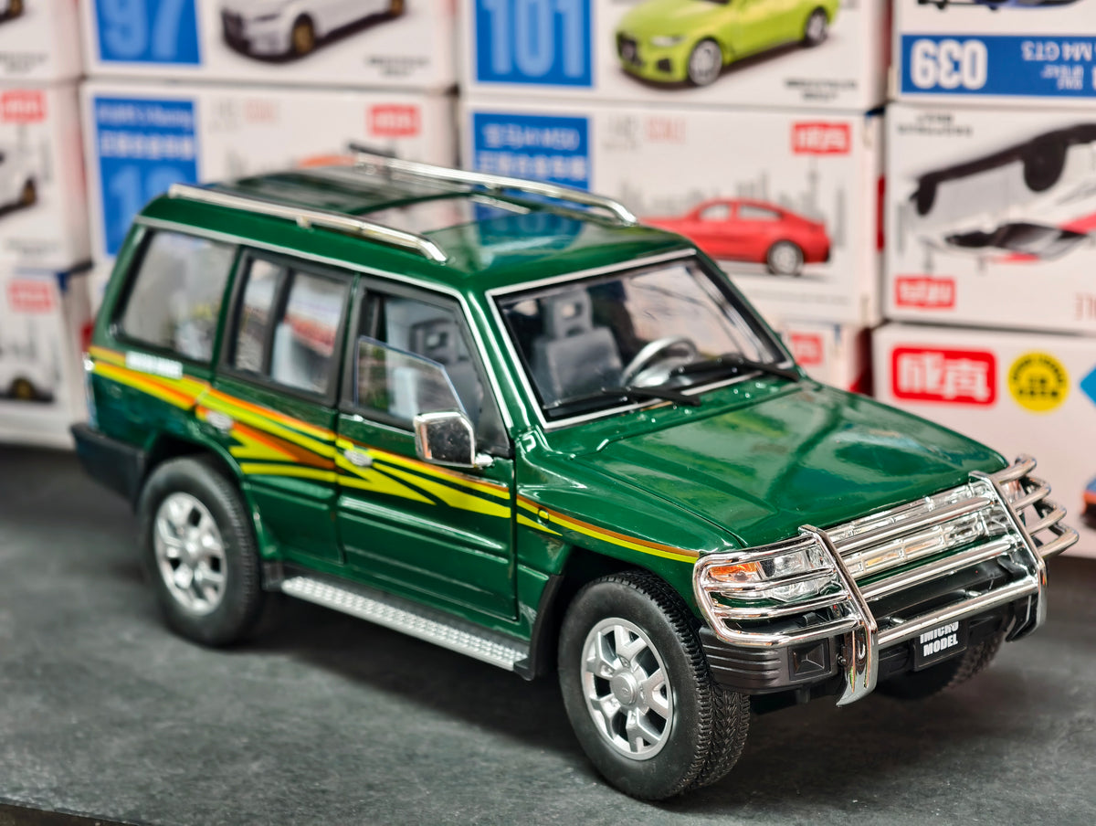 Mitsubishi Pajero Sunyork 1:18 Scale Premium Detailing