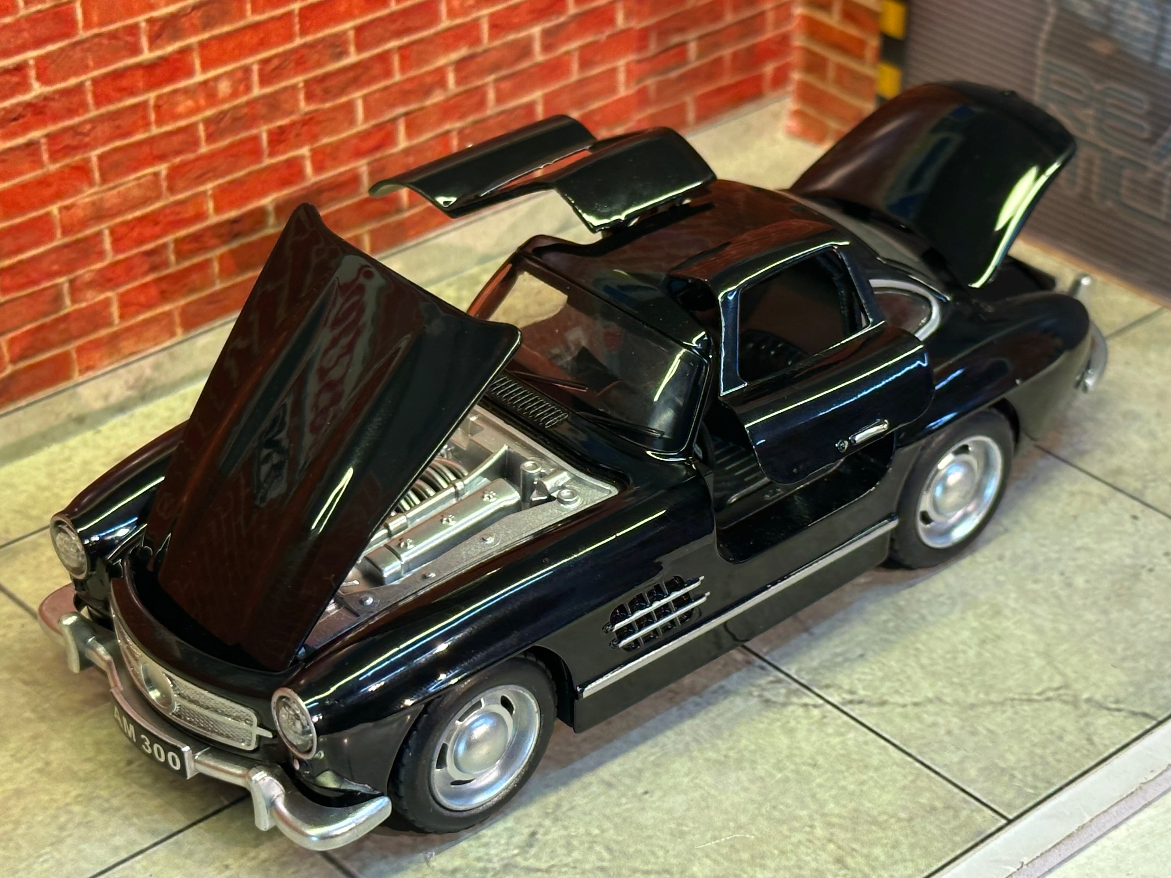 Mercedes Benz Gullwing SL 300 1:32 Scale