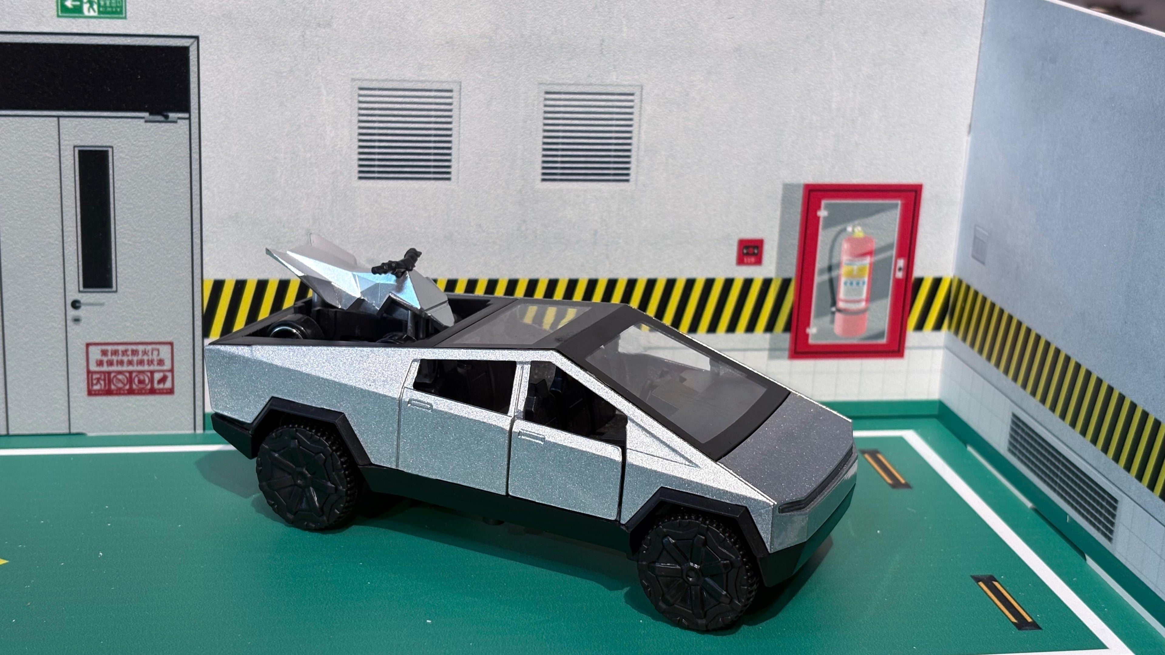 1:36 Tesla Cybertruck Diecast with Cyberquad