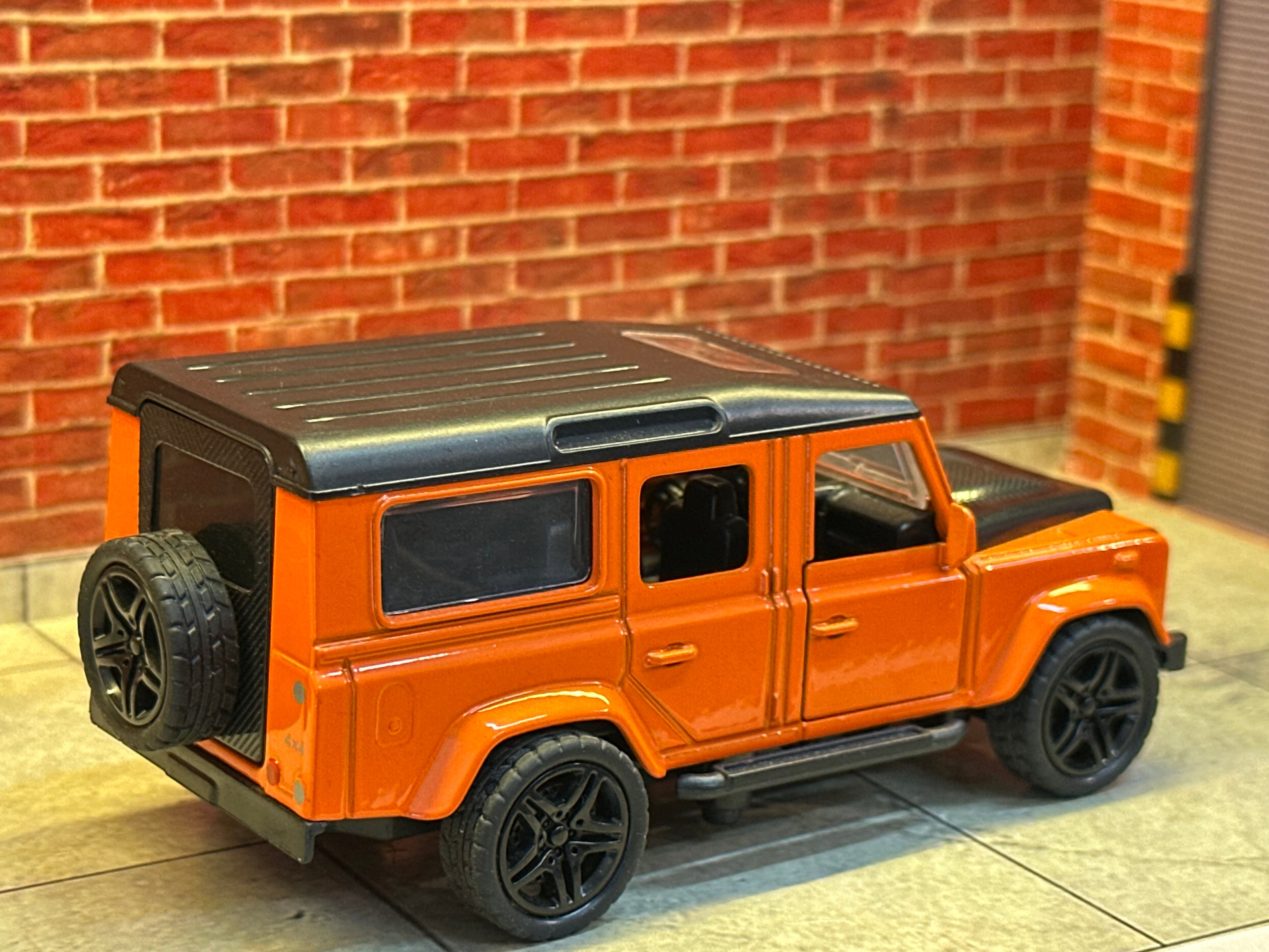 Land Rover Defender 110 1:36 Scale