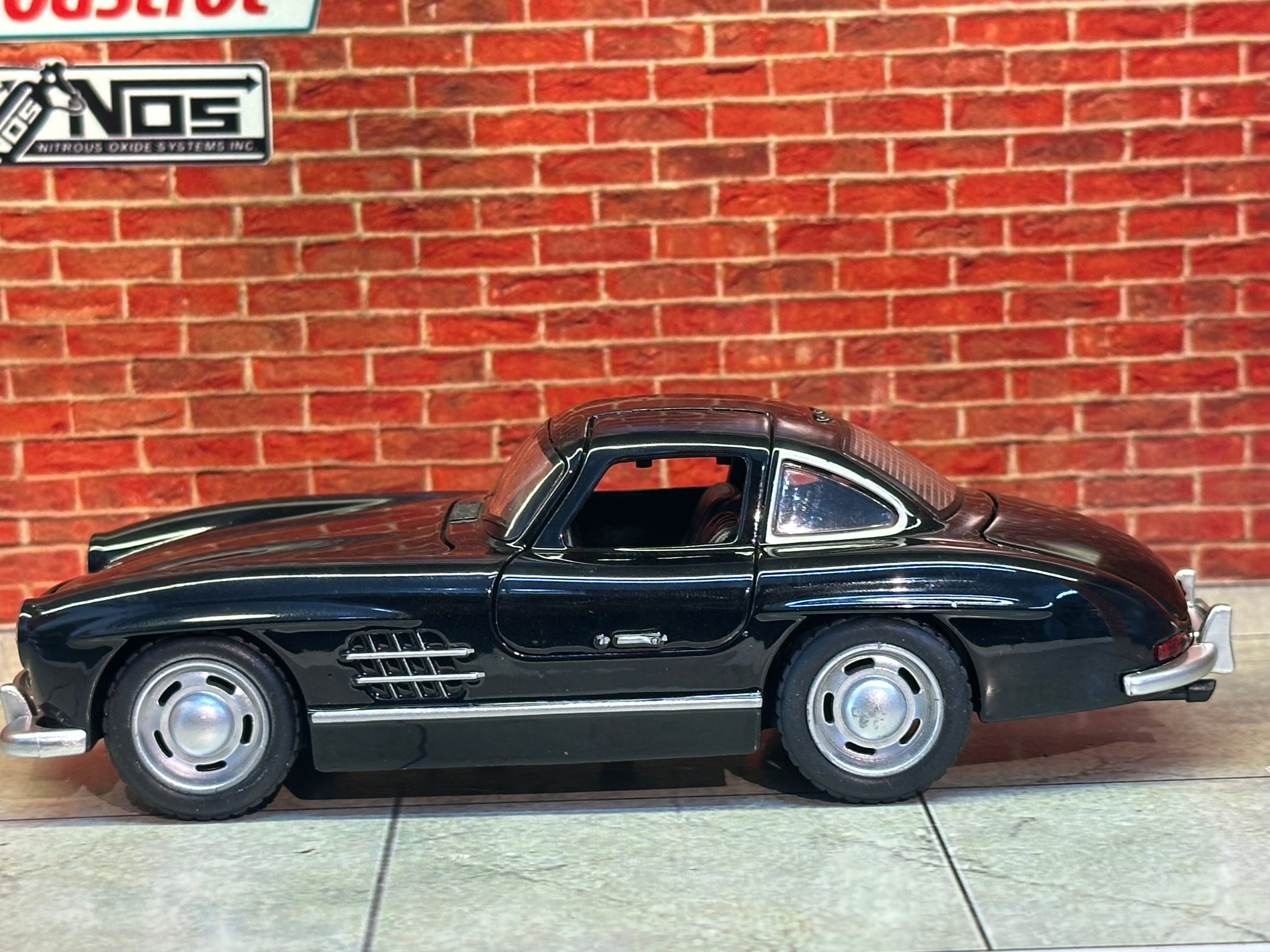 Mercedes Benz Gullwing SL 300 1:32 Scale