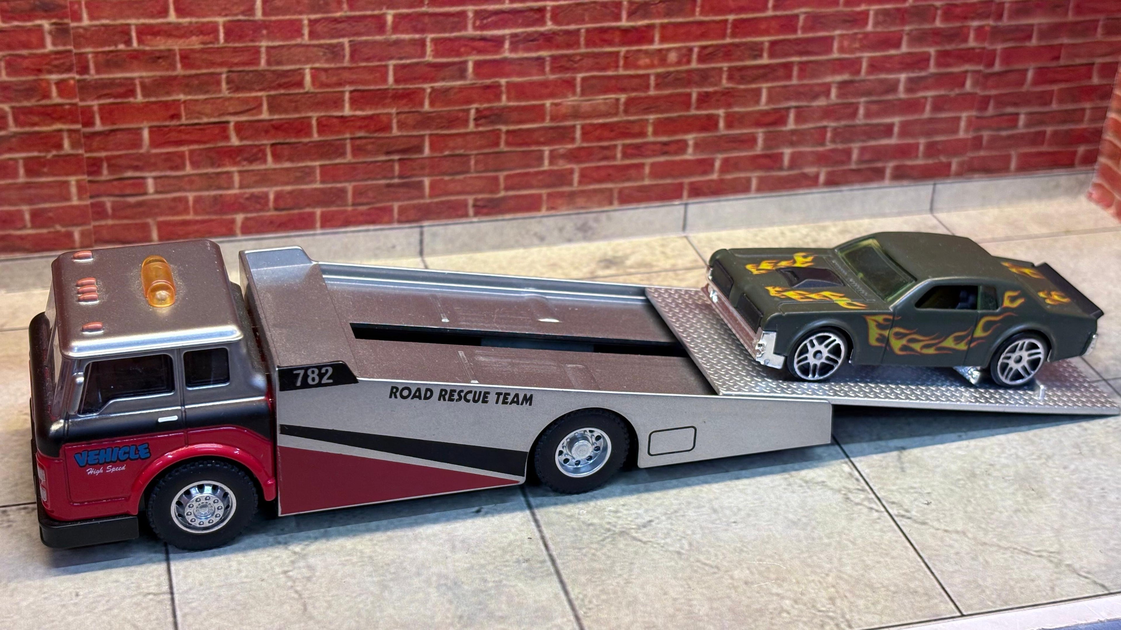 1:64 Road Rescue Team Die-Cast Set – Silver & Red Tow Truck