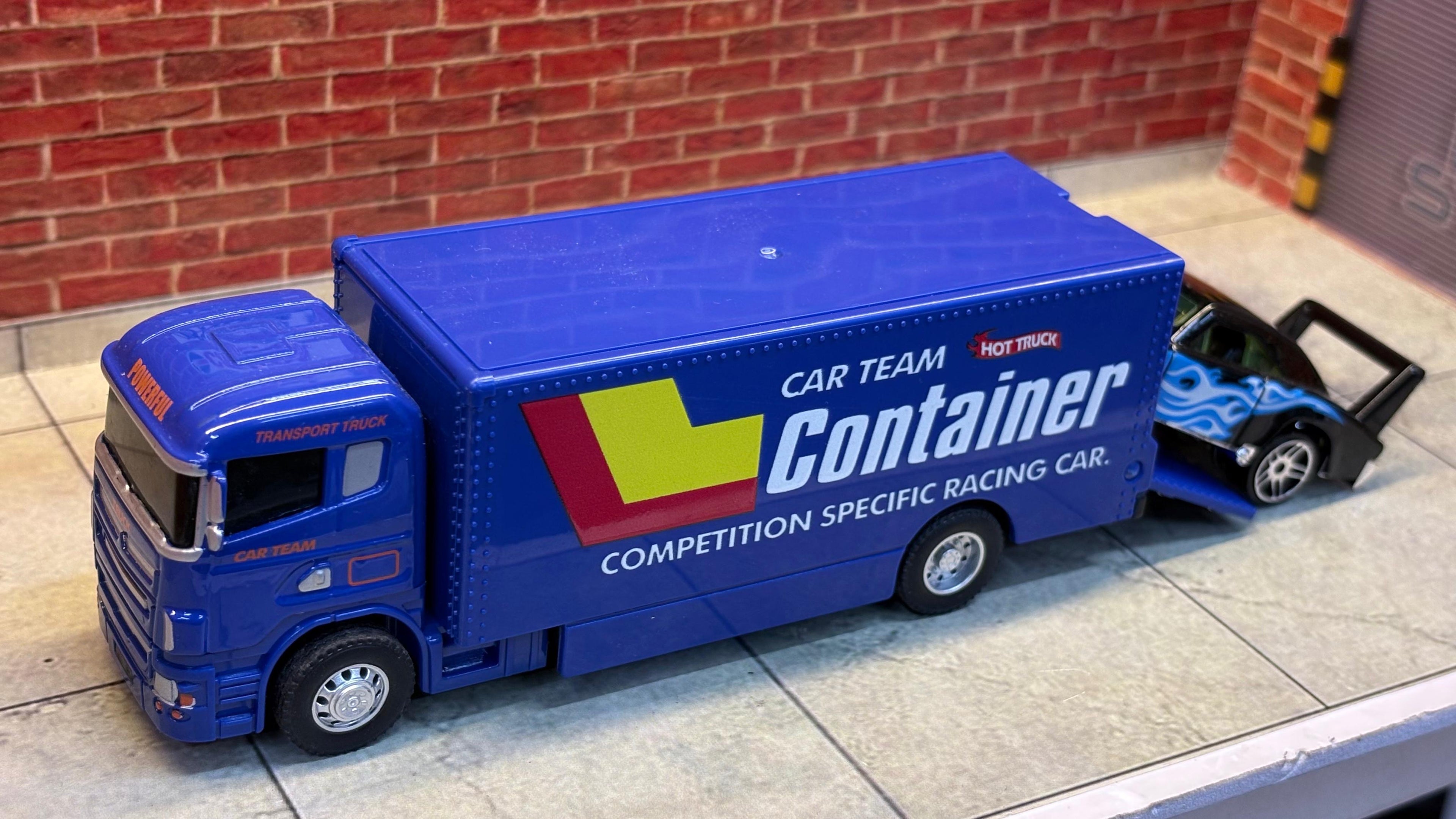 1:64 "Car Team" Racing Container Set – Blue Truck & Black Flame Muscle Car