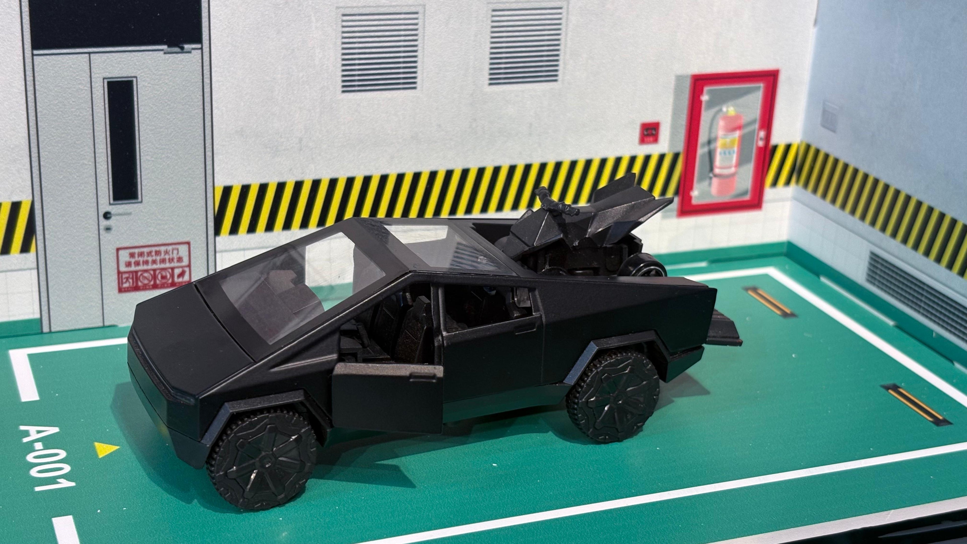 1:36 Tesla Cybertruck Diecast with Cyberquad