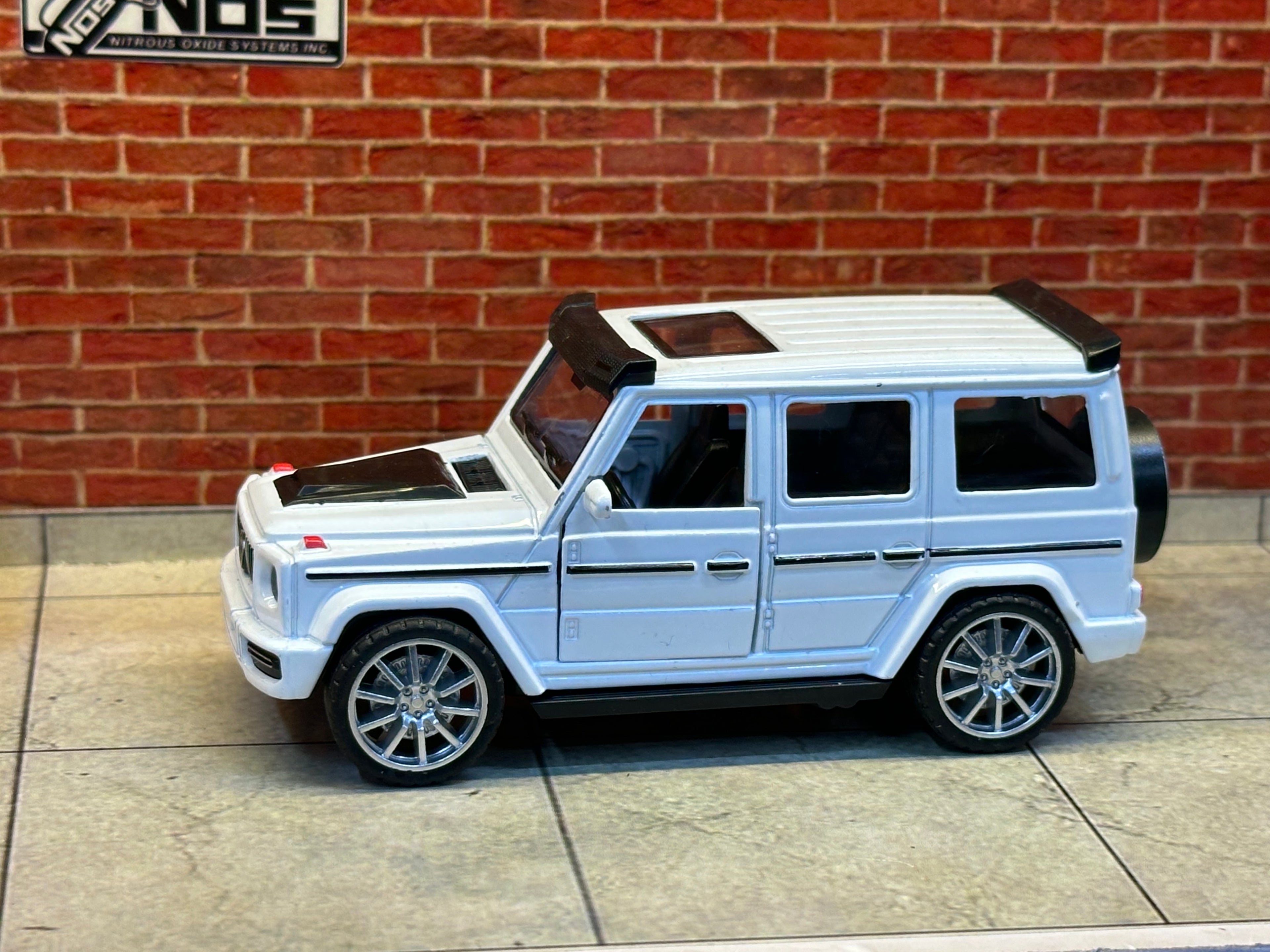 MERCEDES G WAGON WHITE 1:36