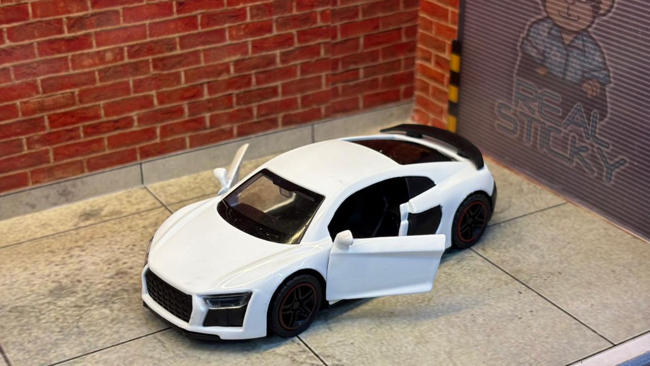 AUDI R8 1:43 SCALE