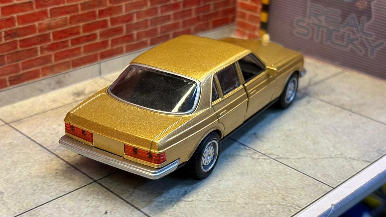 MERCEDES BENZ W123 1:36 SCALE BOX PIECE