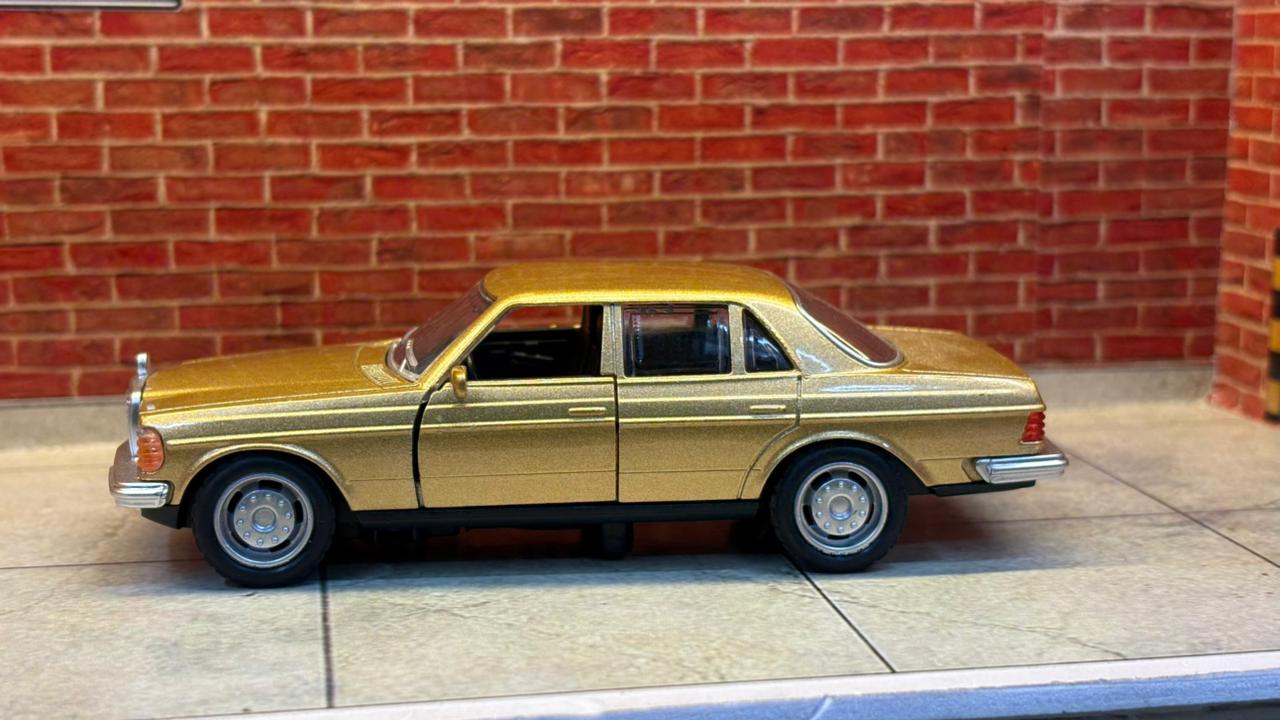 MERCEDES BENZ W123 1:36 SCALE BOX PIECE