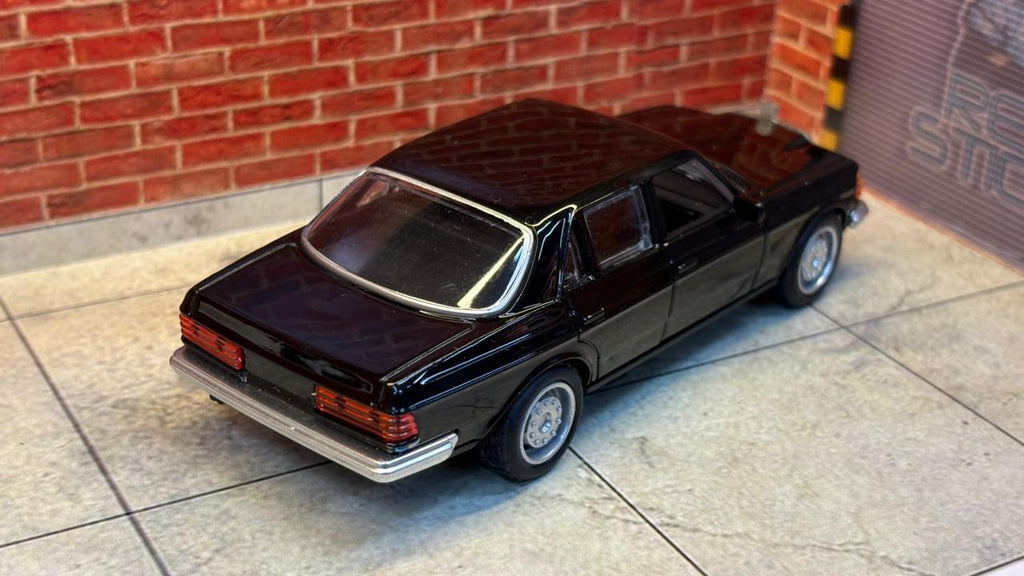 MERCEDES BENZ W123 1:36 SCALE BOX PIECE