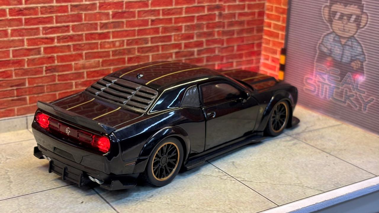 Dodge Challenger SRT Hellcat Widebody (1:32 Scale) Box Piece