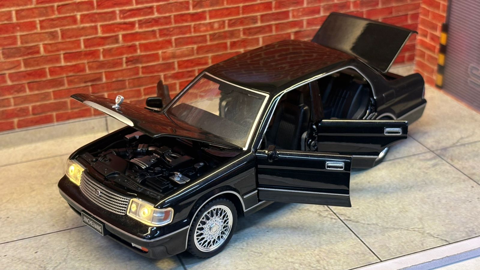 Toyota Crown VIP Edition (1:32 Scale)