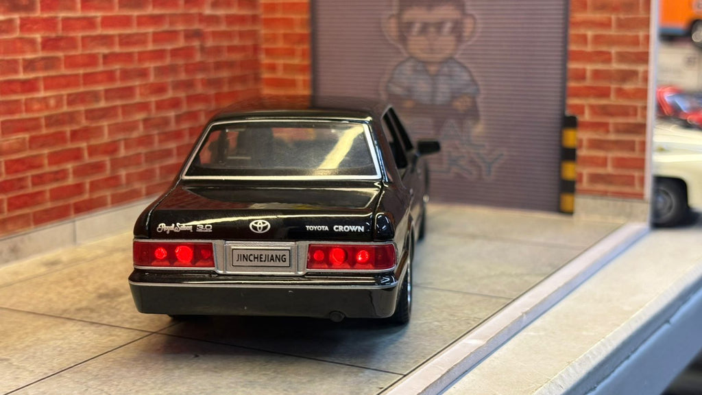 Toyota Crown VIP Edition (1:32 Scale)