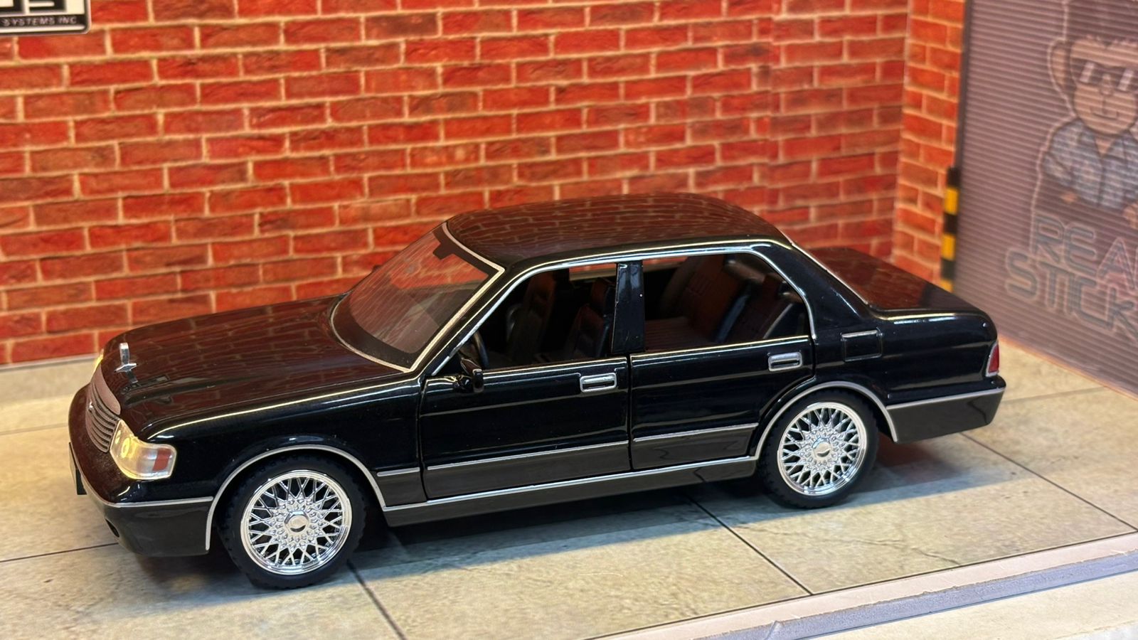 Toyota Crown VIP Edition (1:32 Scale)