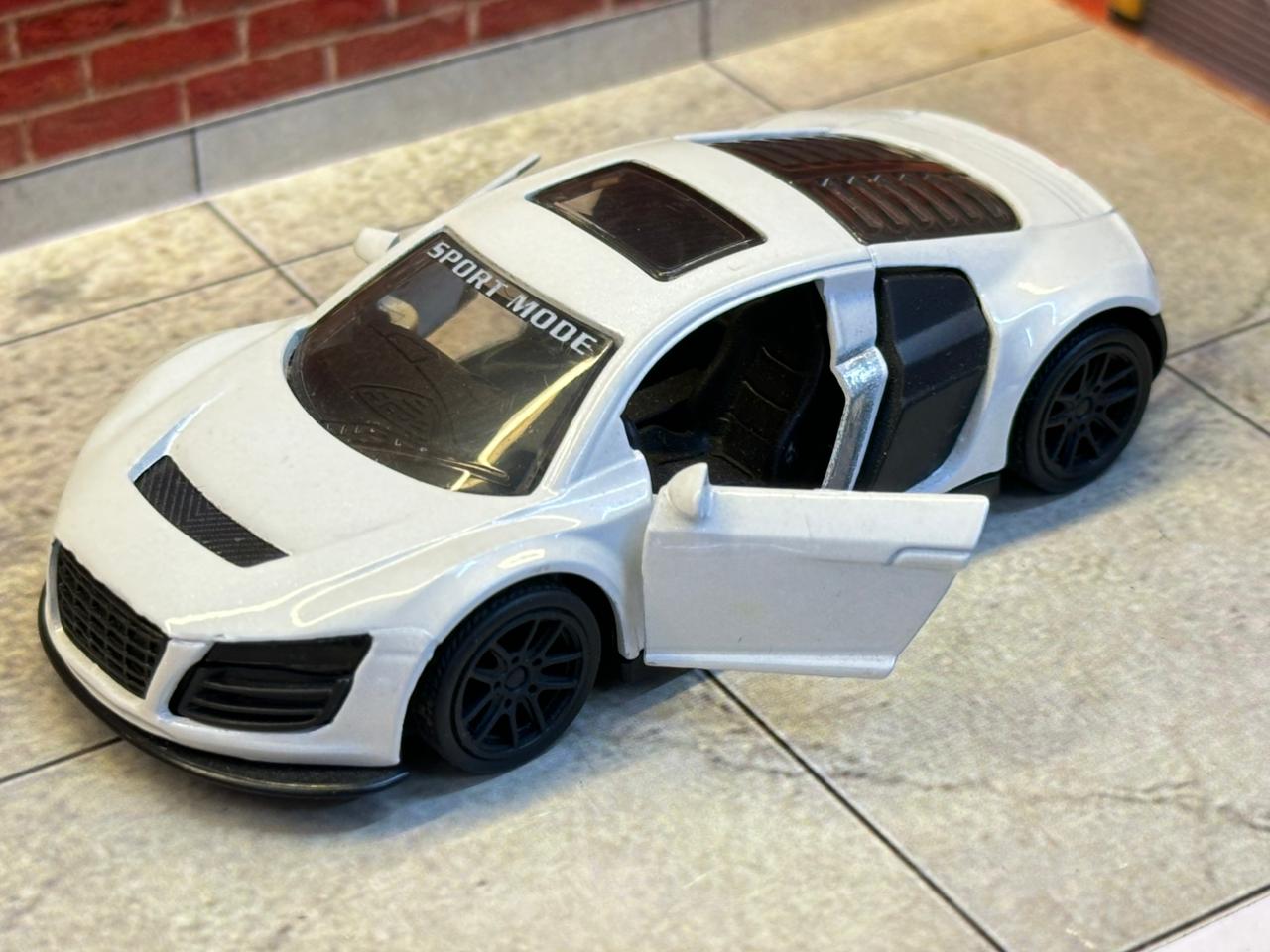 Audi R8 Sport Coupe - White & Black Edition (Openable Doors) 1:43 Scale