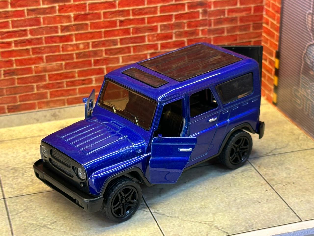 UAZ Hunter Off-Roader 1:36 Scale