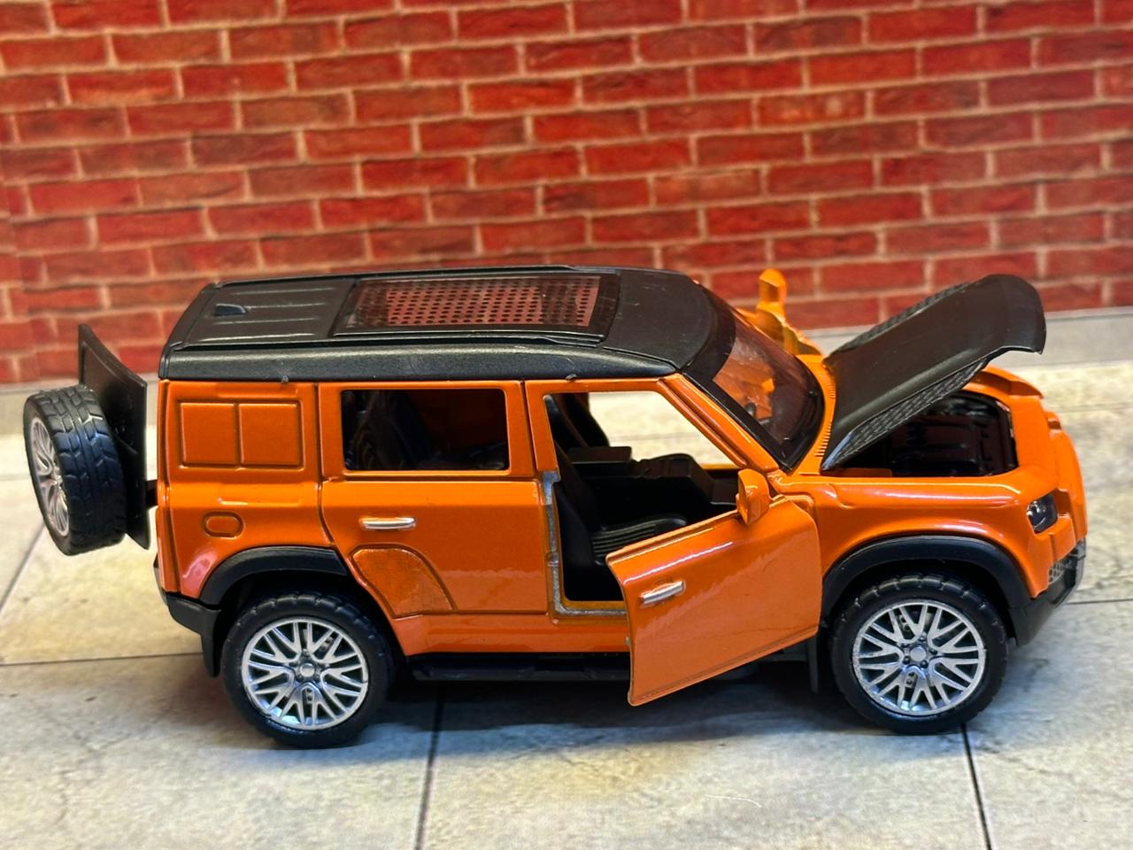 DEFENDER 1:36 SCALE 2 DOOR AND BOOT OPENABLE