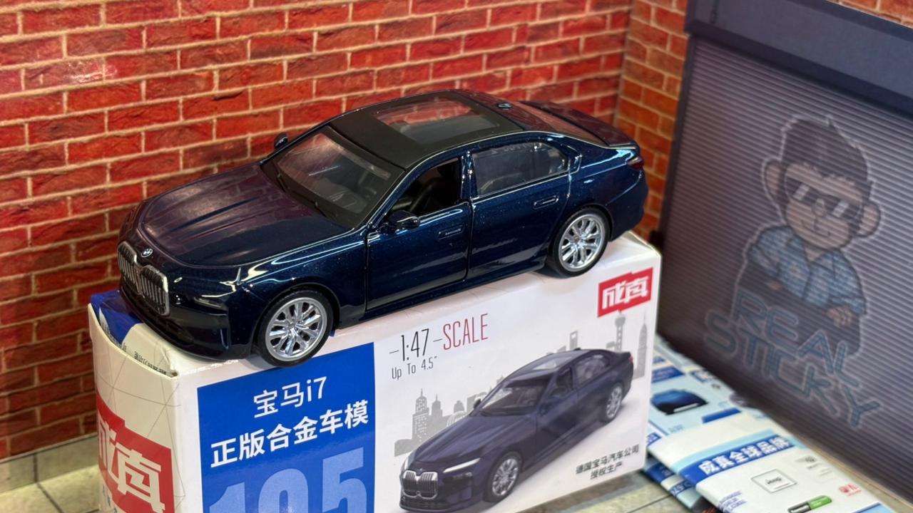 MSZ OFFICIAL LICENSED BMW i7 1:47 SCALE