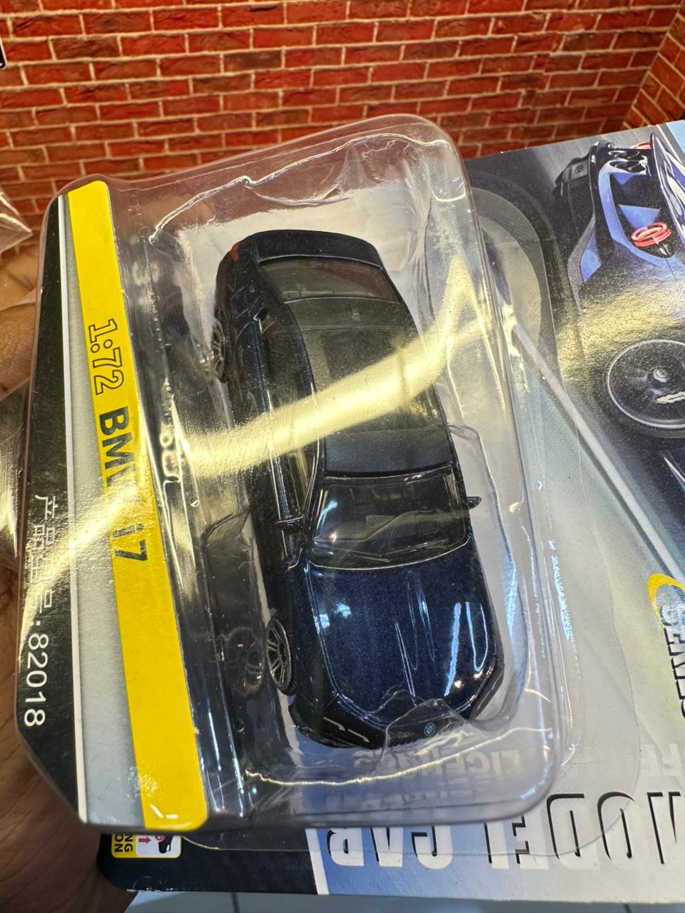 CCA 1:72 Scale BMW i7 Diecast Model Car - Blue Metallic (Working Suspension)