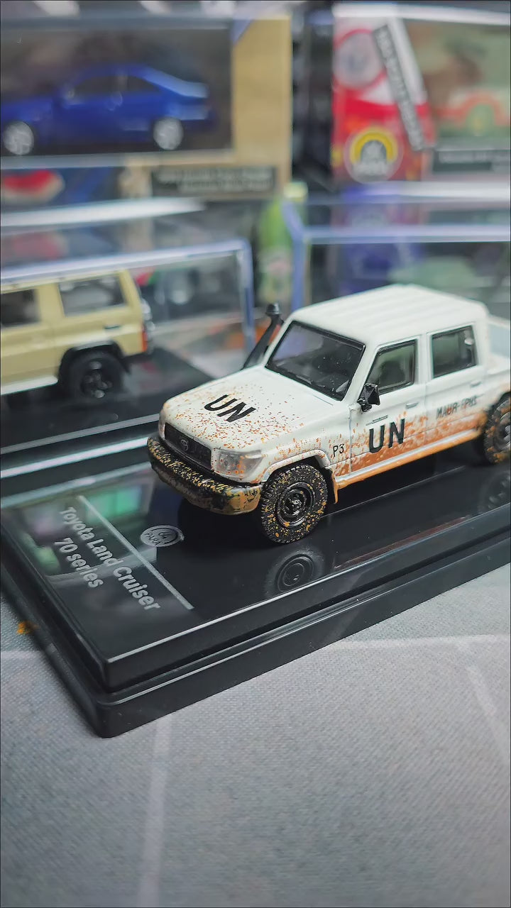 PARA 64 Official Licensed  Toyota Land Cruiser LC79 UN MINUSCA Muddy Livery 1:64 Scale in Acrylic Box Limited Edition