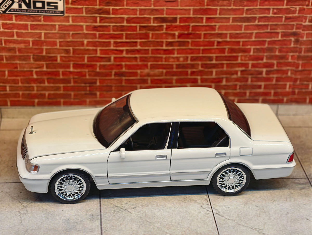 Toyota Crown VIP Edition (1:32 Scale)