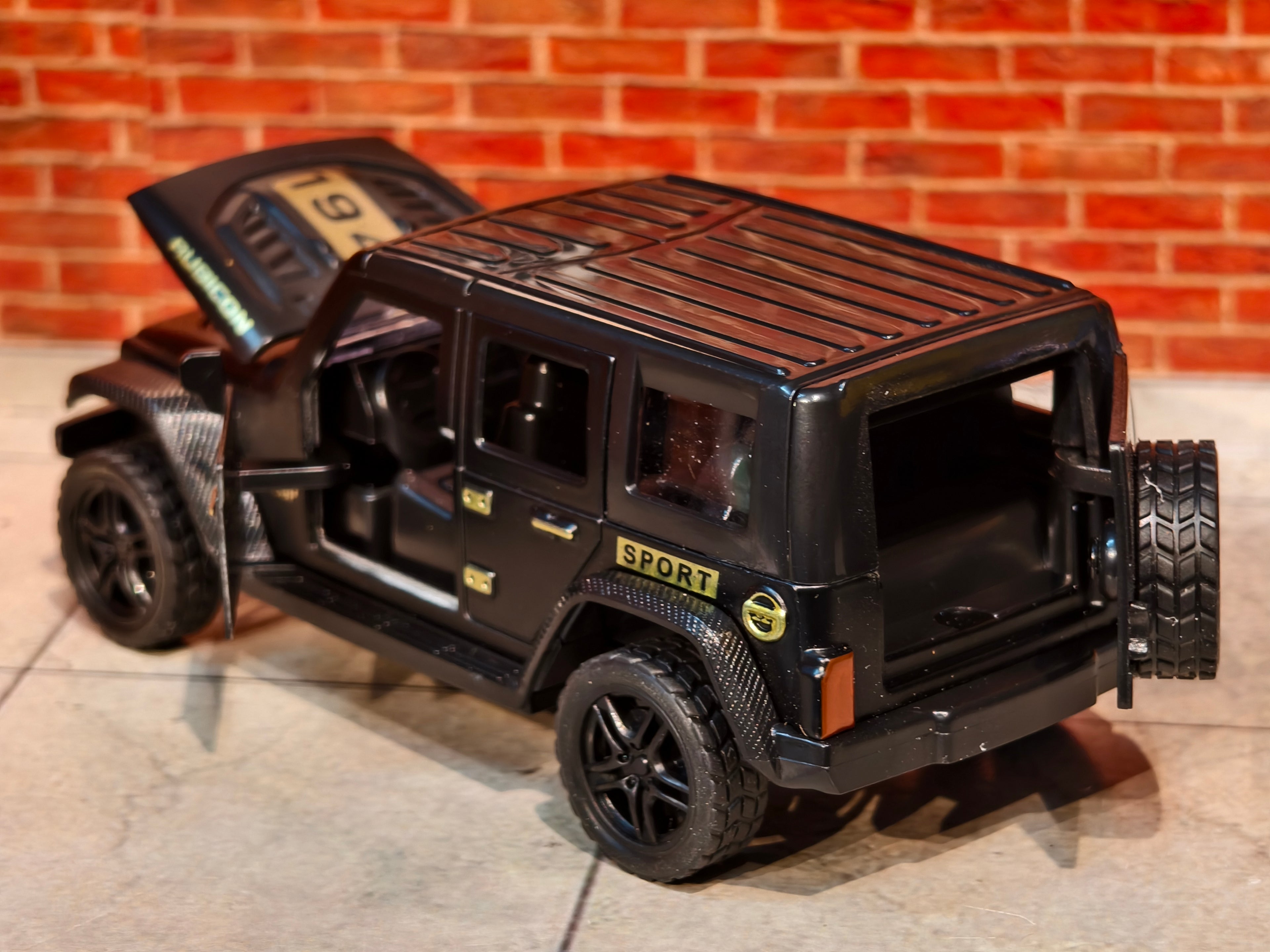 Jeep Wrangler Rubicon 4 Doors Openable 1:36 Scale with Light and Sound