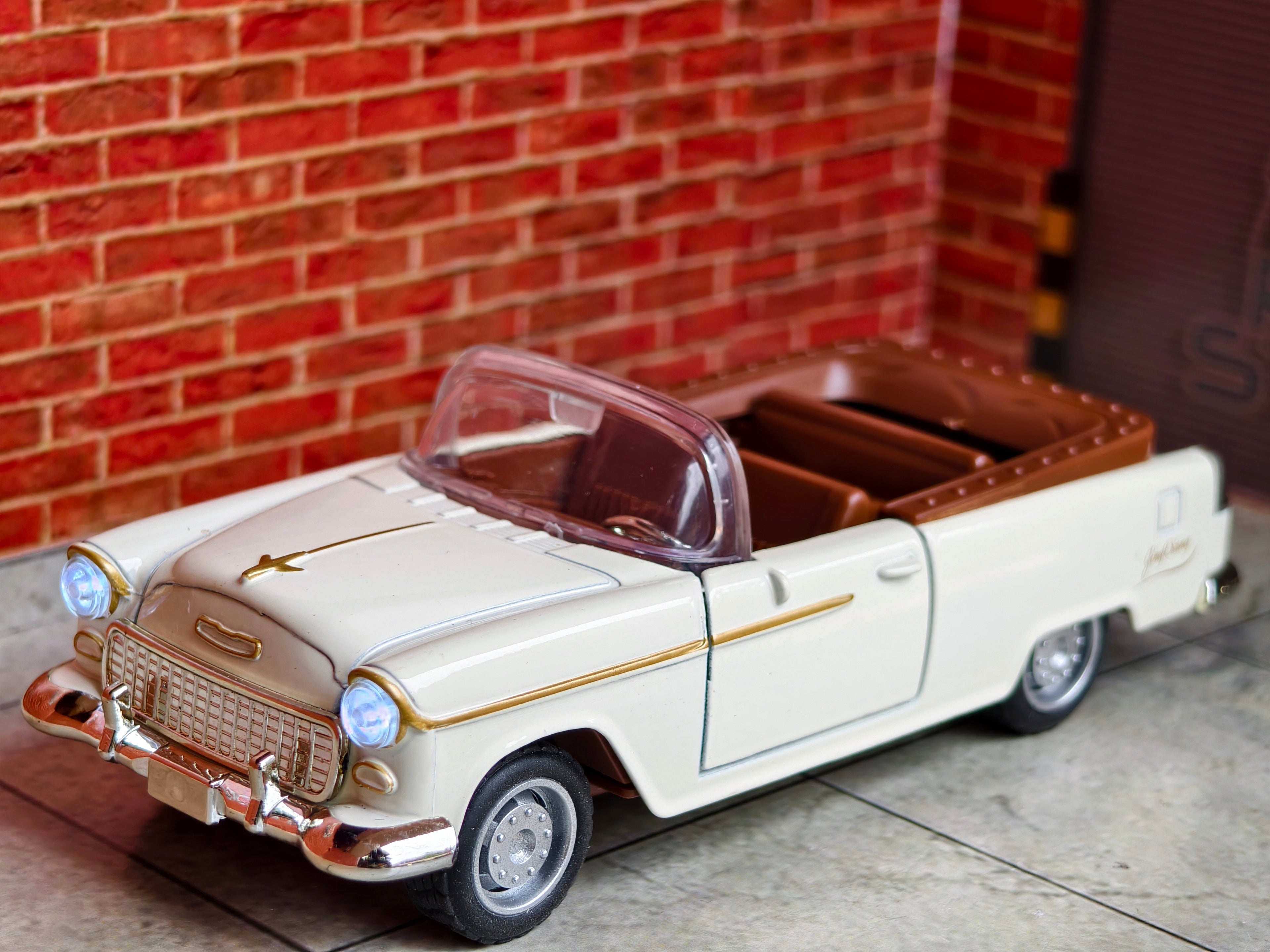 1955 Chevrolet Bel Air Convertible 1:32 Scale Premium Detailing with Light and Sound Box Piece