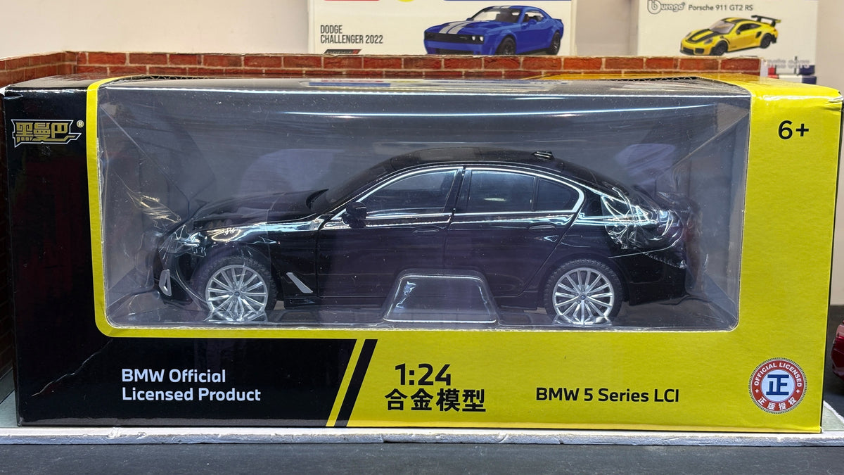 QY Official Licensed BMW 5 Series LCI 1:24 Scale Premium Detailing