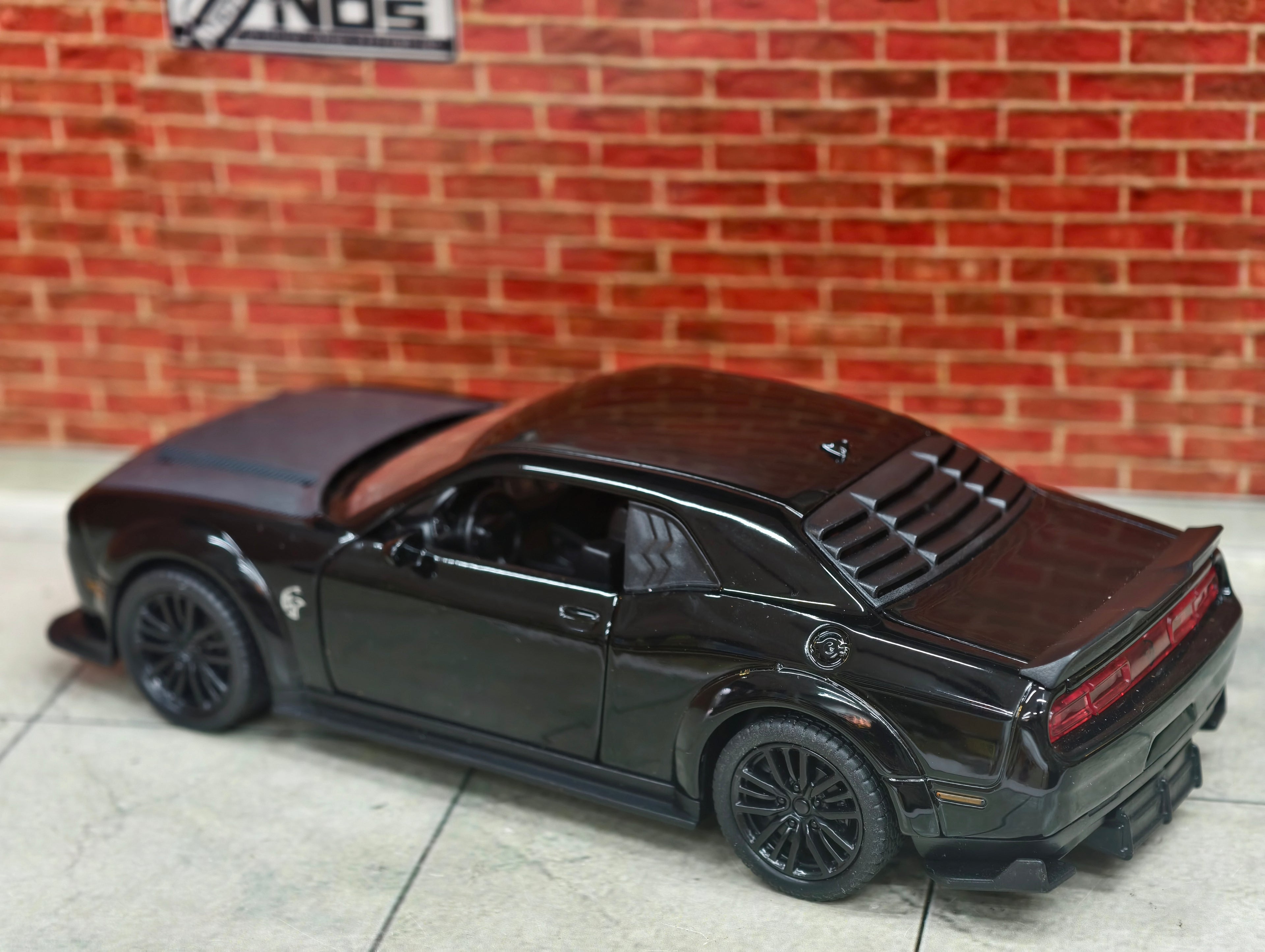 Dodge Challenger SRT 1:32 Scale