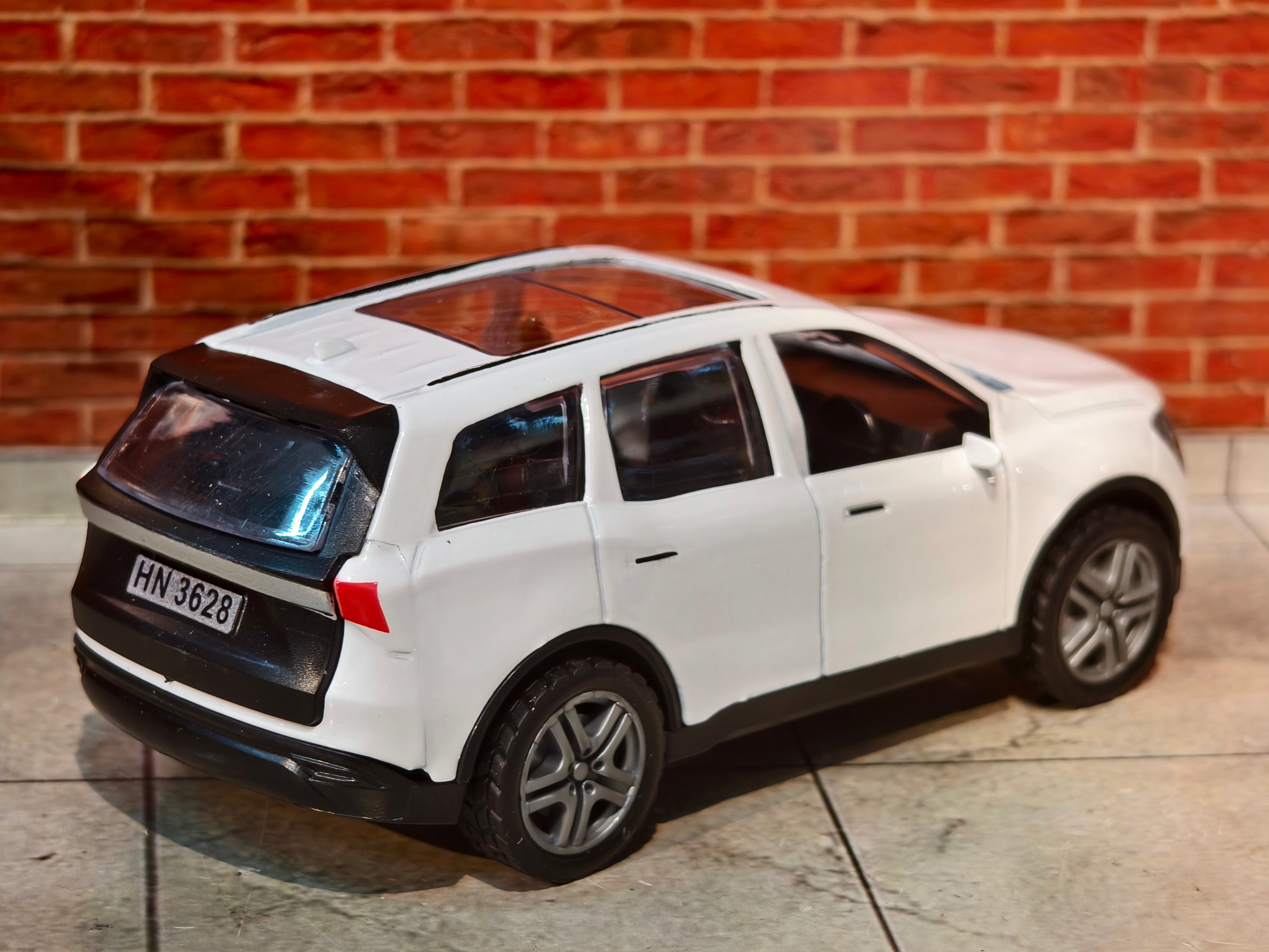 Mahindra XUV 700 1:36 Scale Premium Detailing