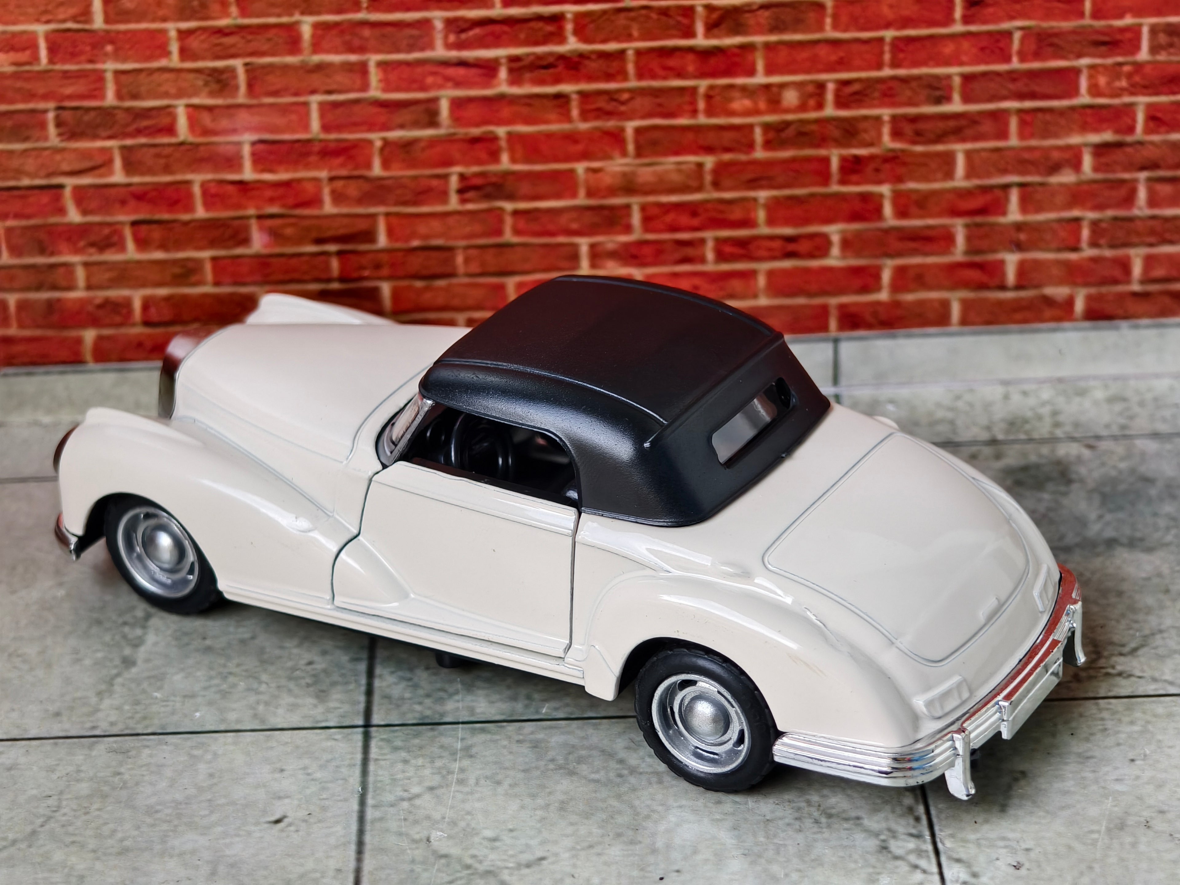 Mercedes Benz 300S Cabriolet 1:32 Scale