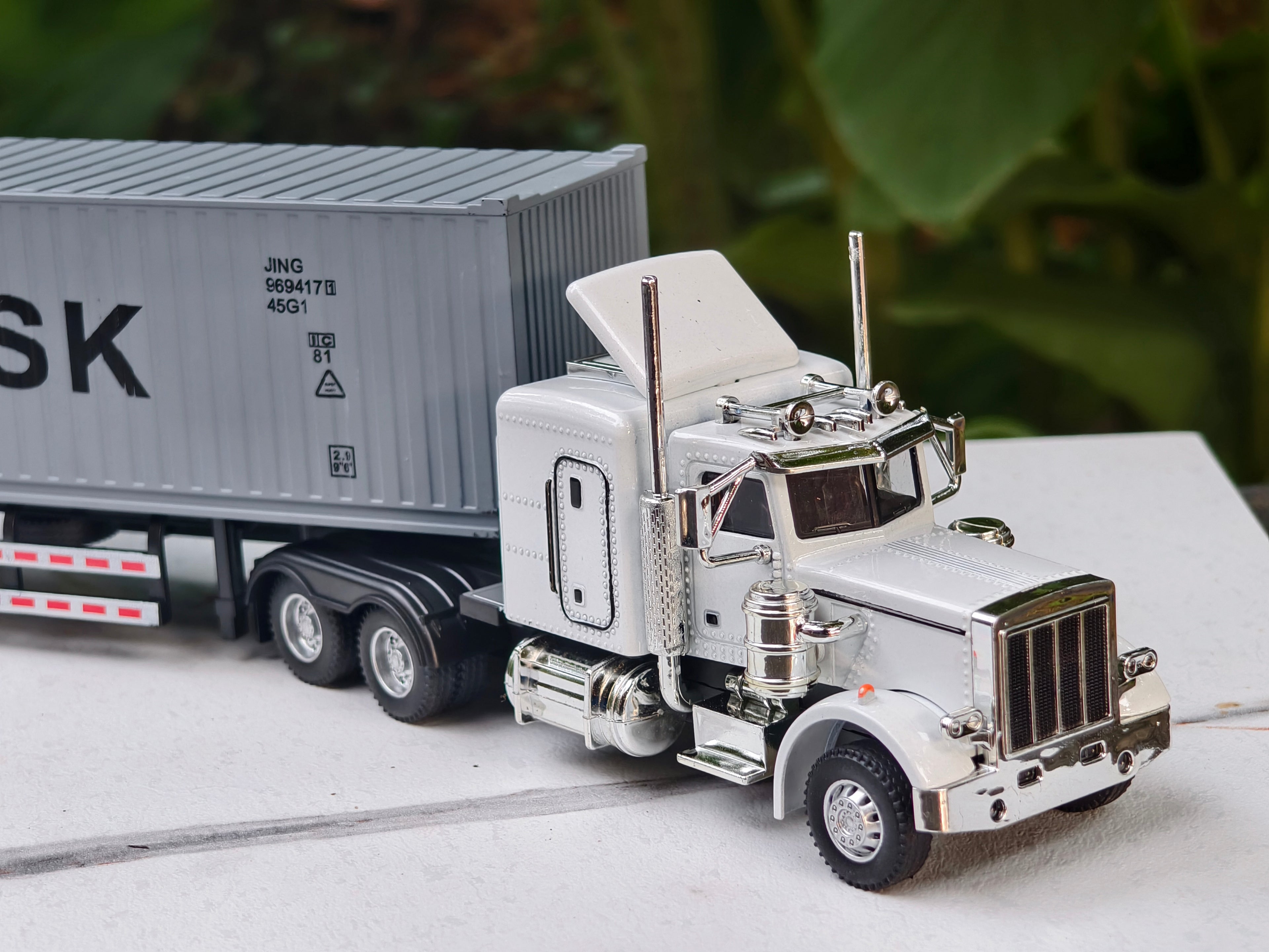 Kenworth W900 Classic American semi-truck (tractor-trailer) Big Size
