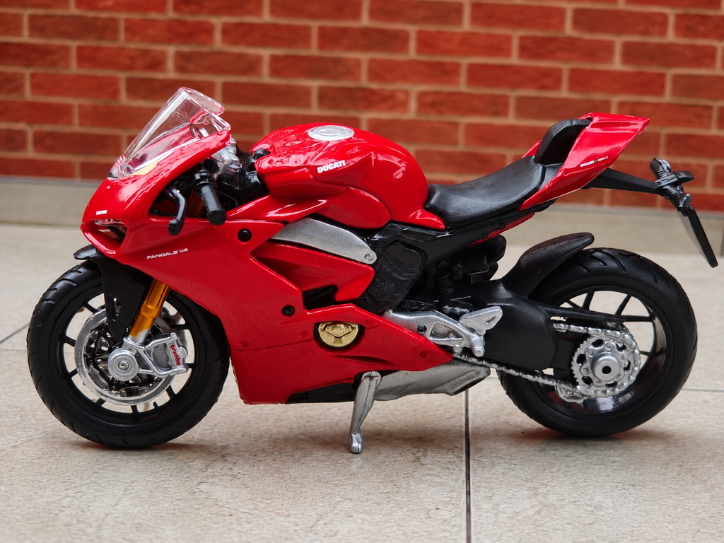 Burrago Official Licensed Ducati Panigale V4 1:18 Scale
