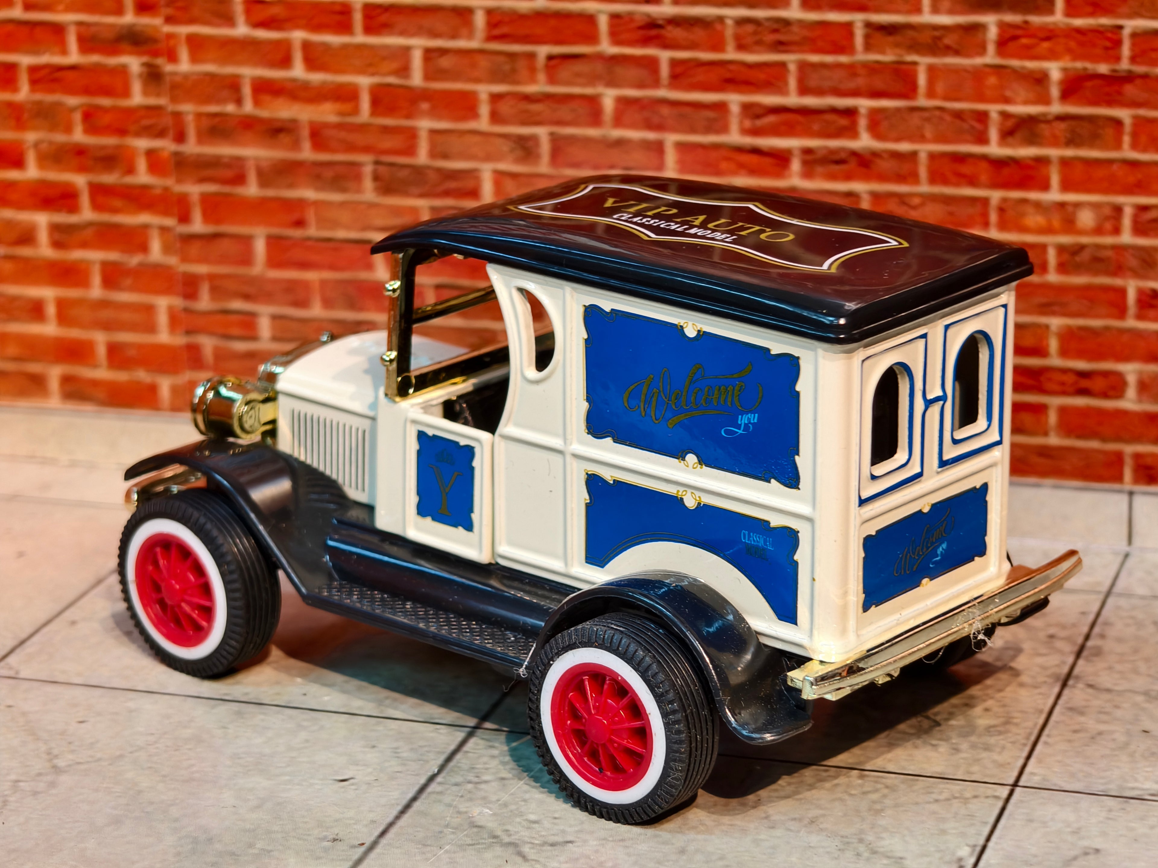 Vintage Ford Model T Delivery Van Diecast 1:36 Scale Model Car – Classic Retro Collectible