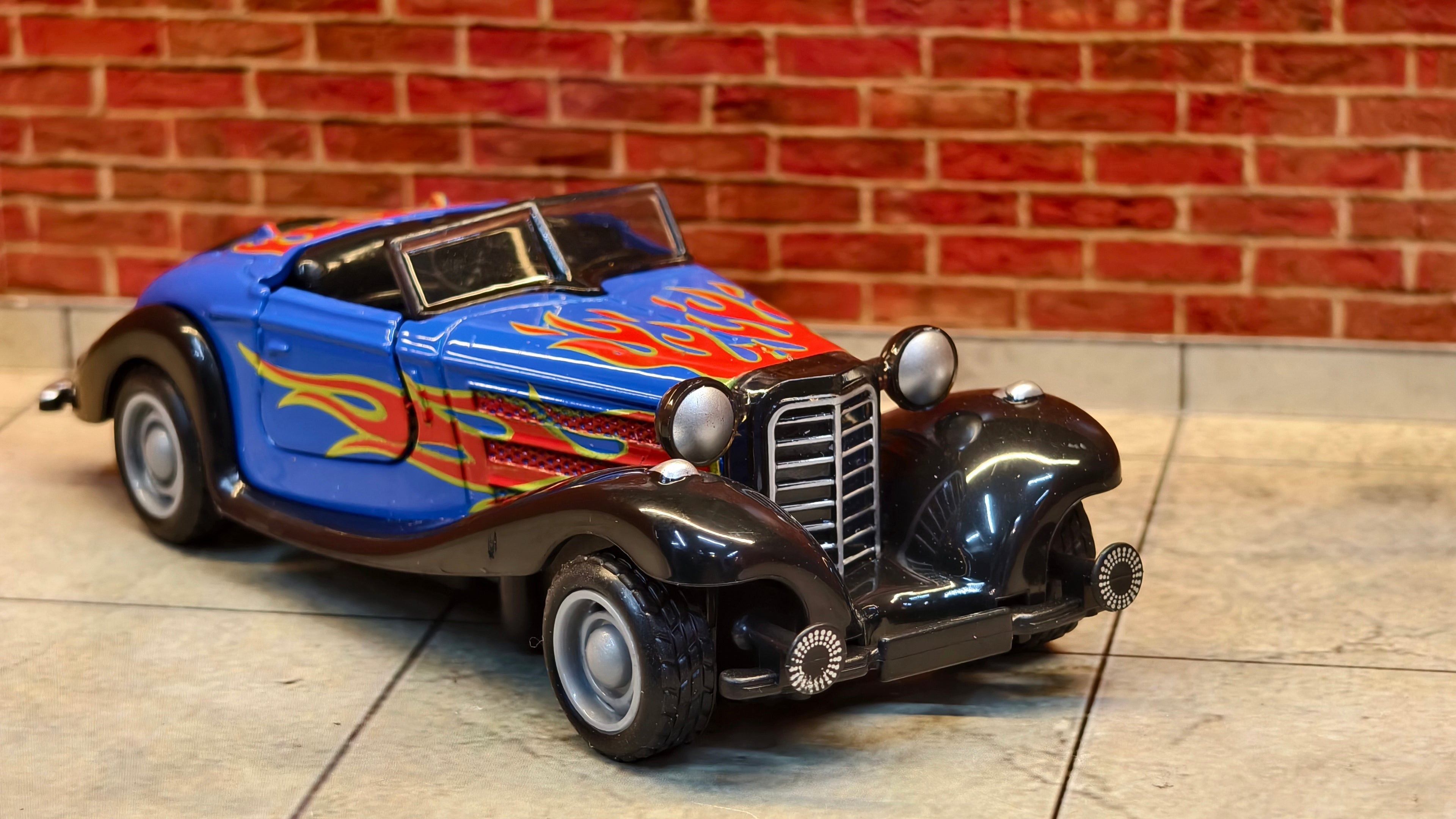 Vintage 1930s-style Roadster Mercedes-Benz 500K 1:36 Scale with Foldable Stand Box piece