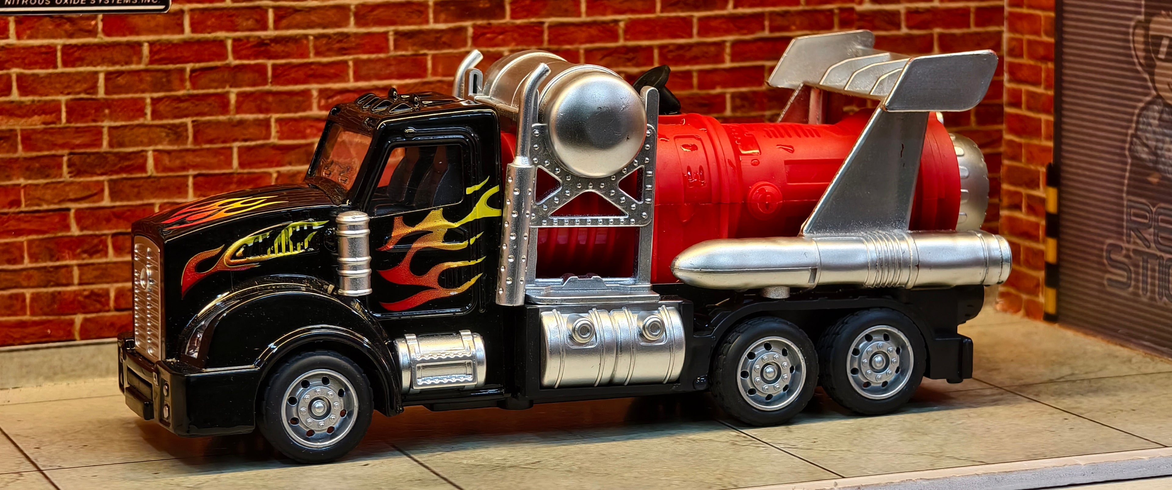 American Truck with Smoke 1:28 Scale