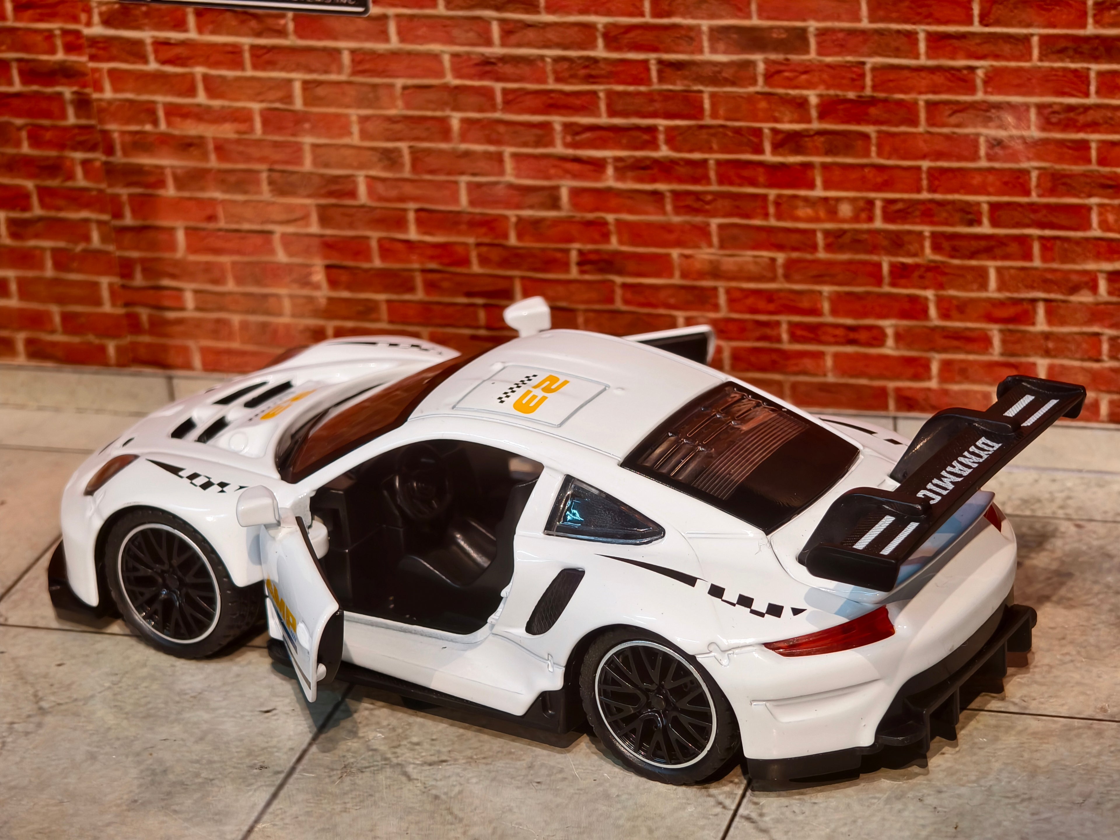 Porsche 911 GT3 RS 1:32 Scale Premium Detailing