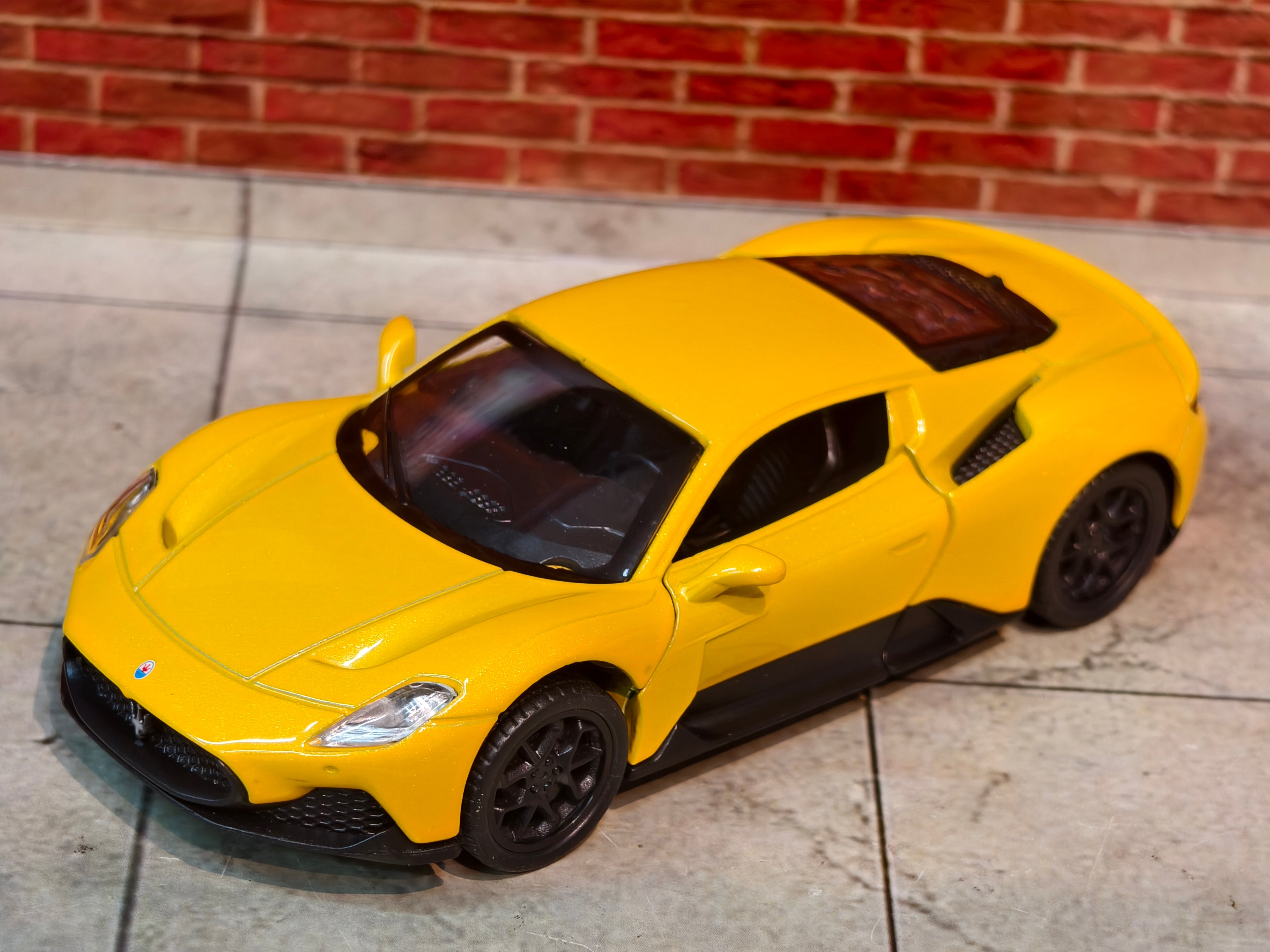 Official Licensed MASERATI MC 21 1:41 Scale