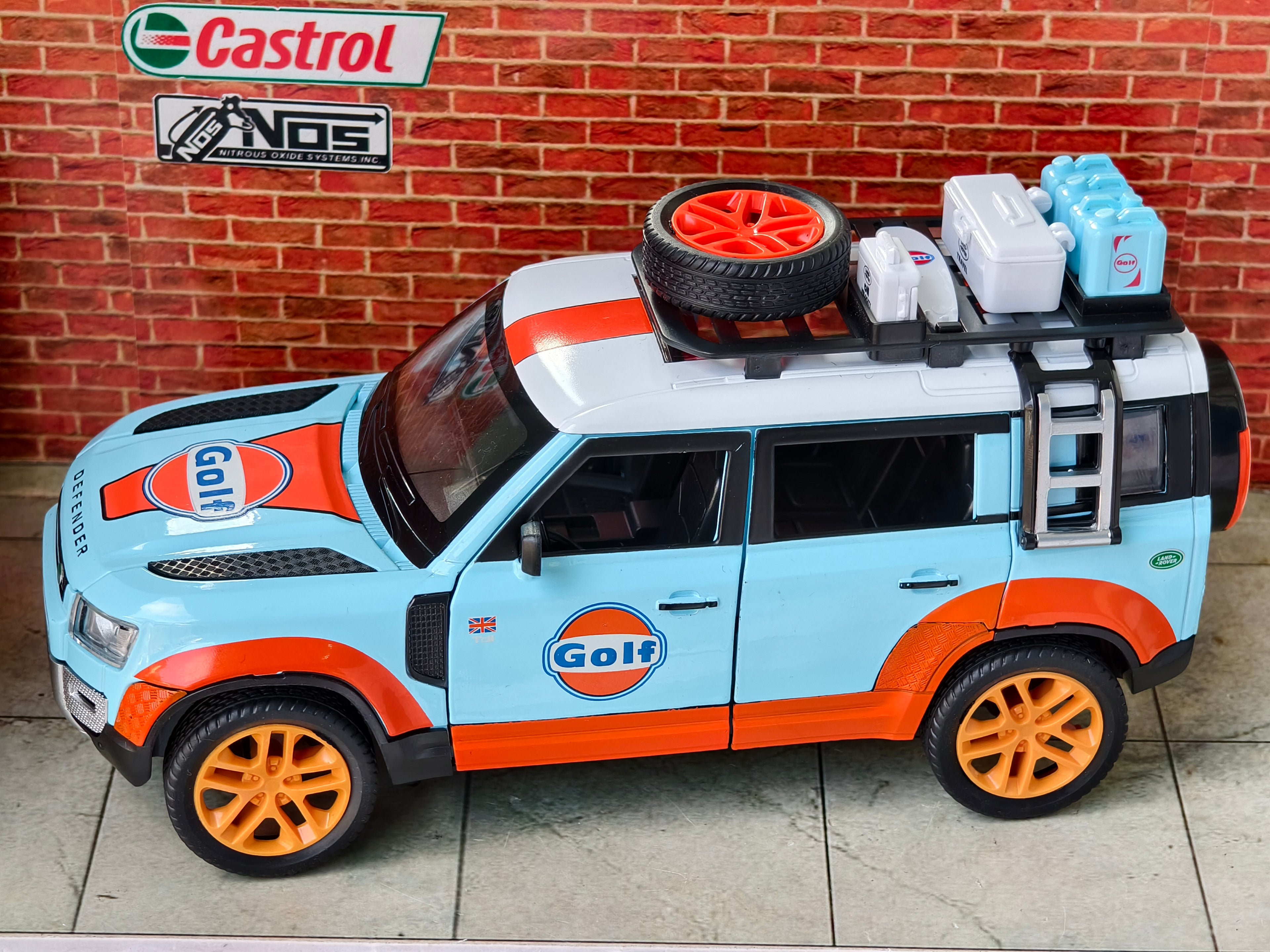 Defender Gulf Edition 1:24 Scale with Accessories