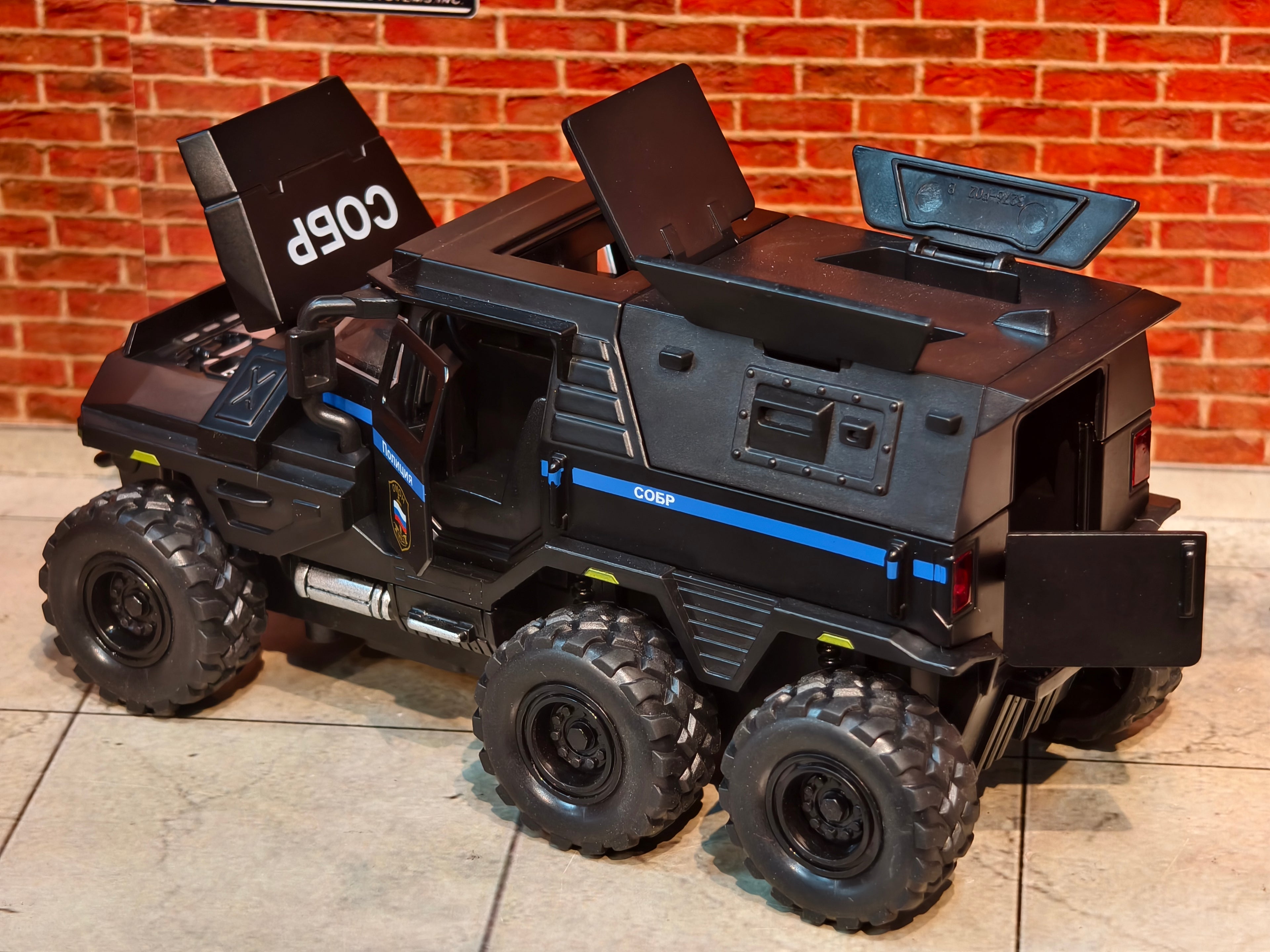 Conqueror Armed Car in Acrylic Box 1:32 Scale