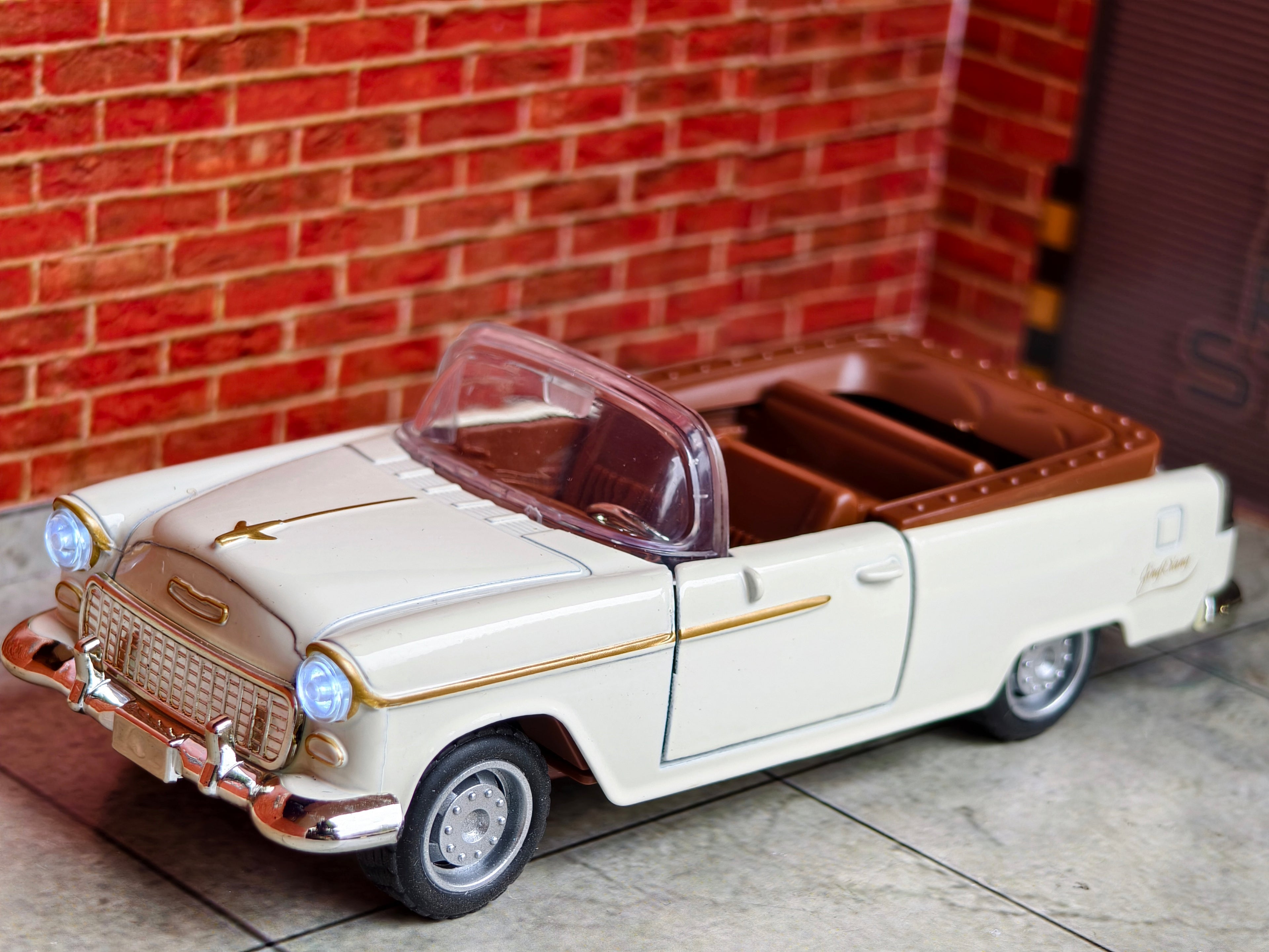 1955 Chevrolet Bel Air Convertible 1:32 Scale Premium Detailing with Light and Sound Box Piece