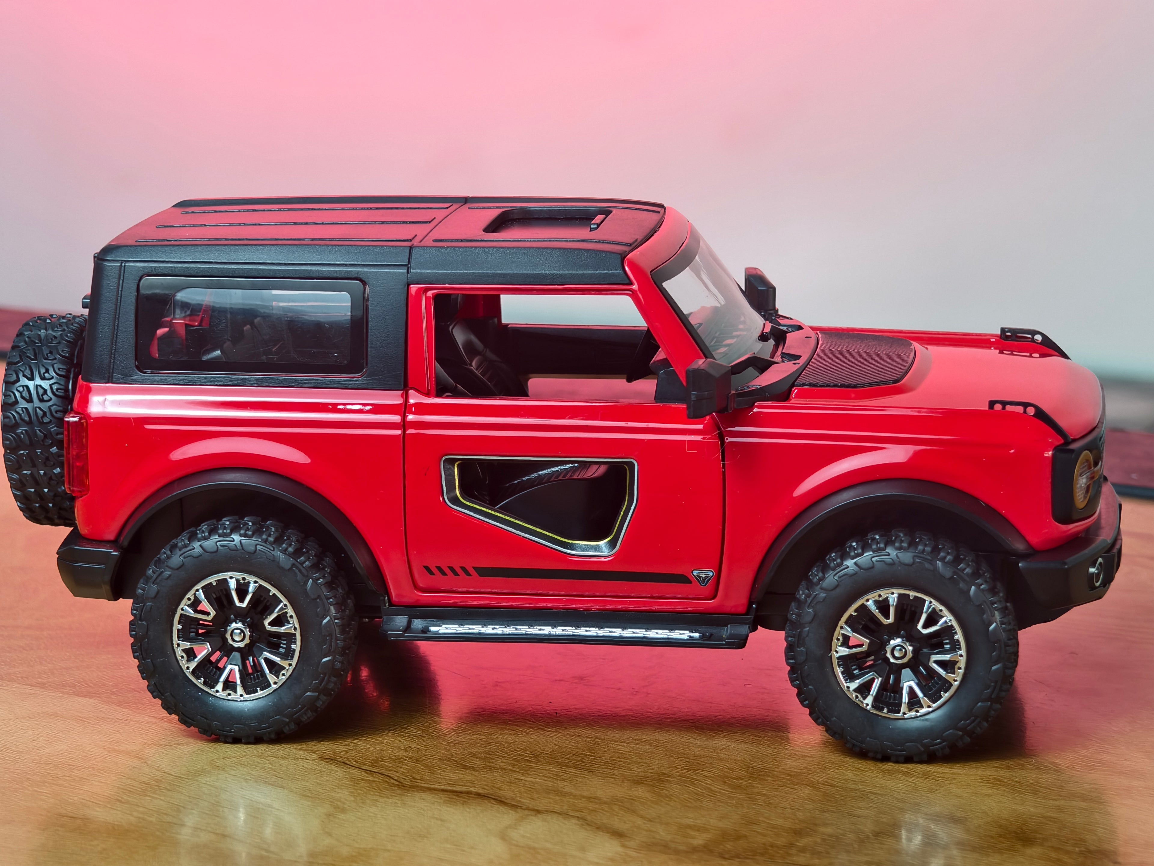 Ford Bronco 1:24 Scale Premium Detailing
