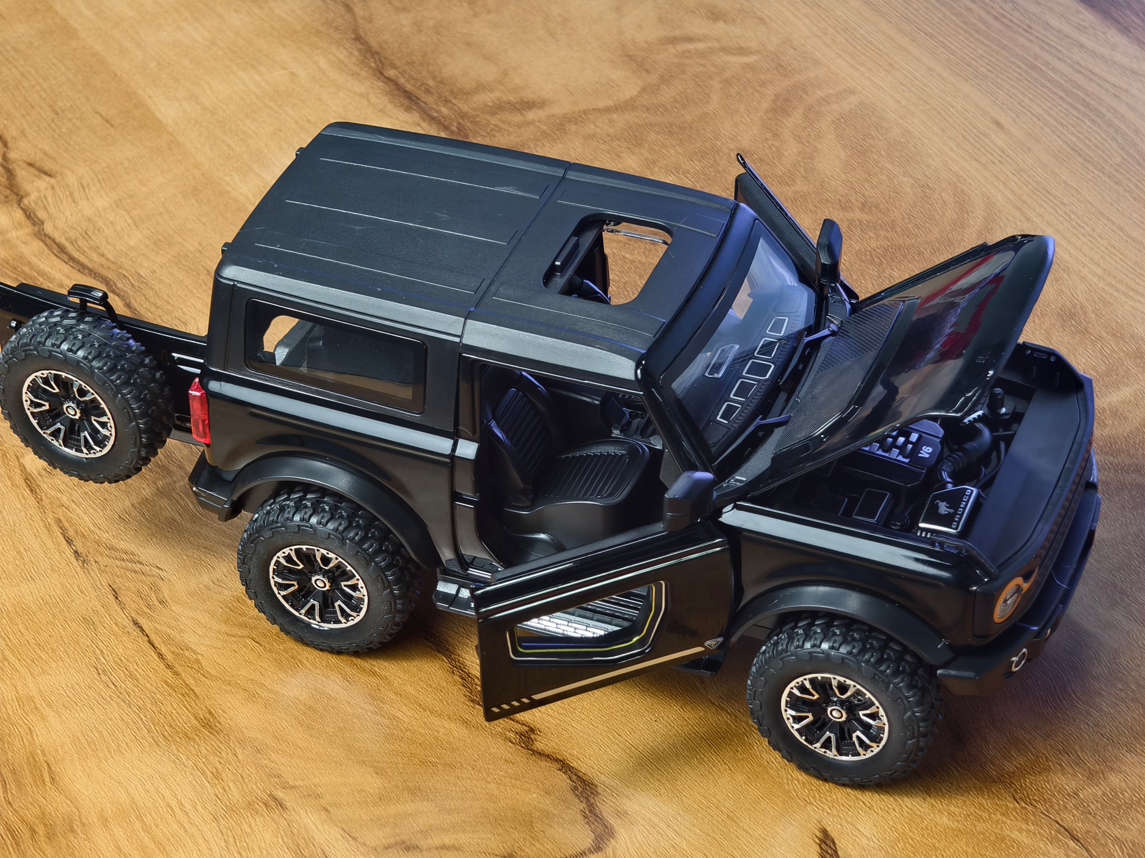 Ford Bronco 1:24 Scale Premium Detailing