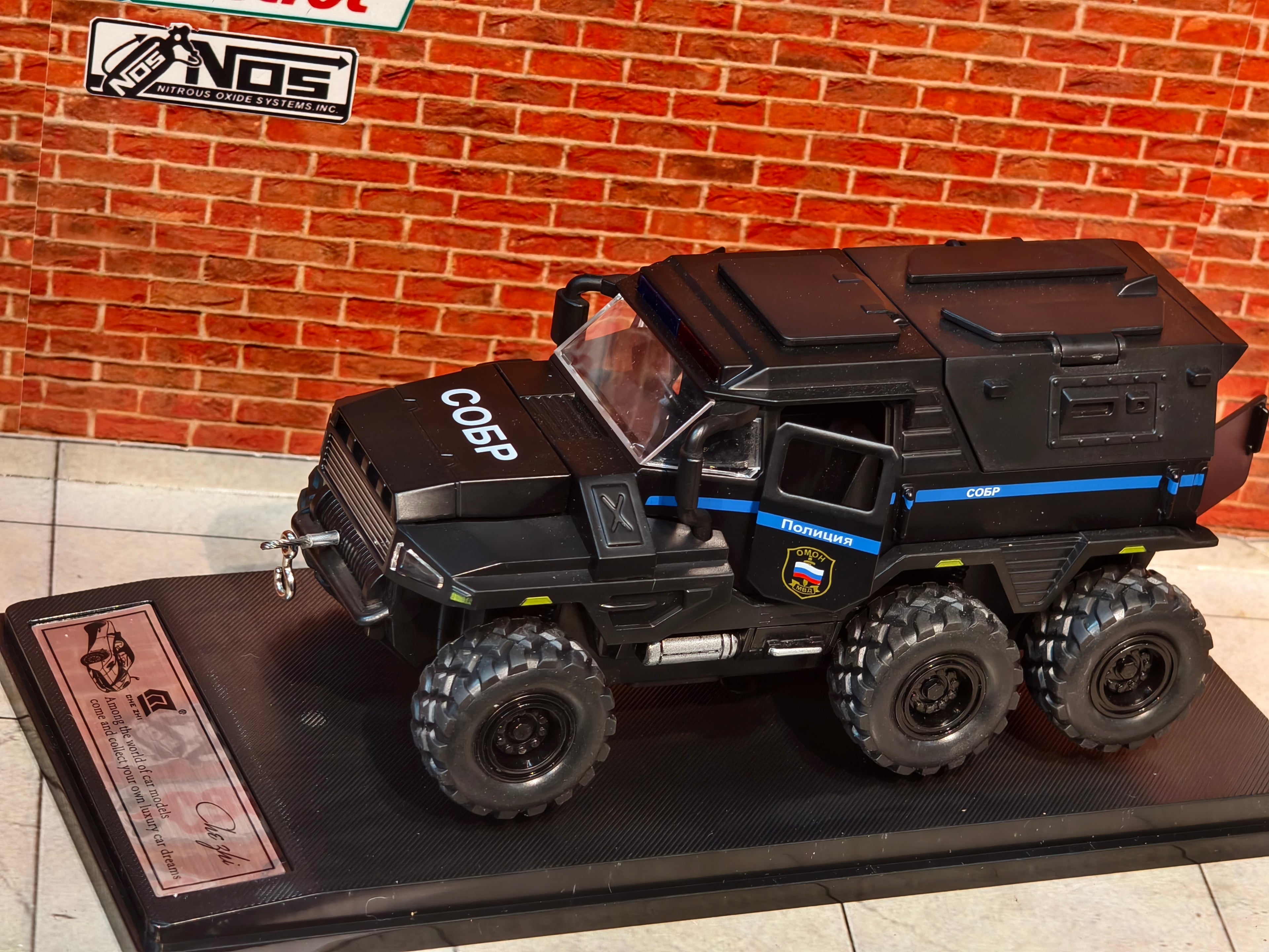 Conqueror Armed Car in Acrylic Box 1:32 Scale