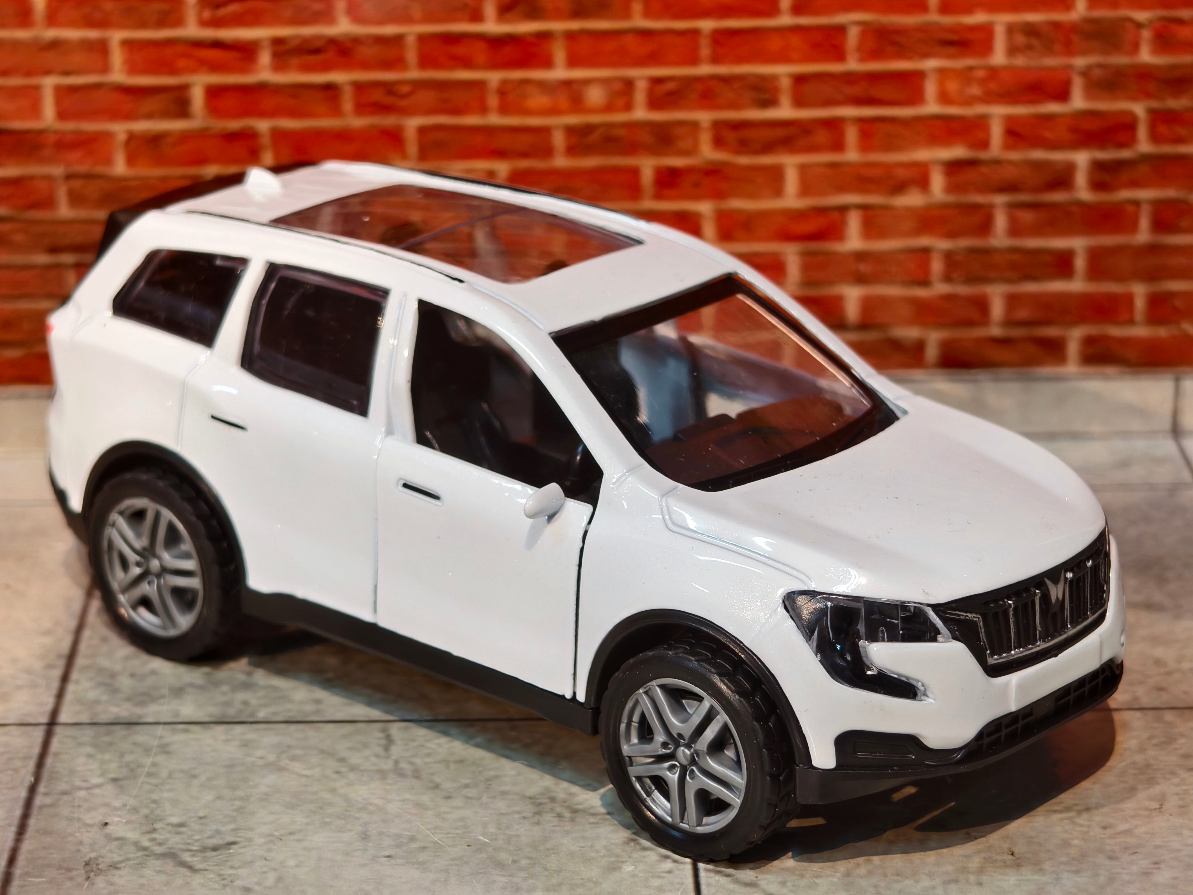 Mahindra XUV 700 1:36 Scale Premium Detailing