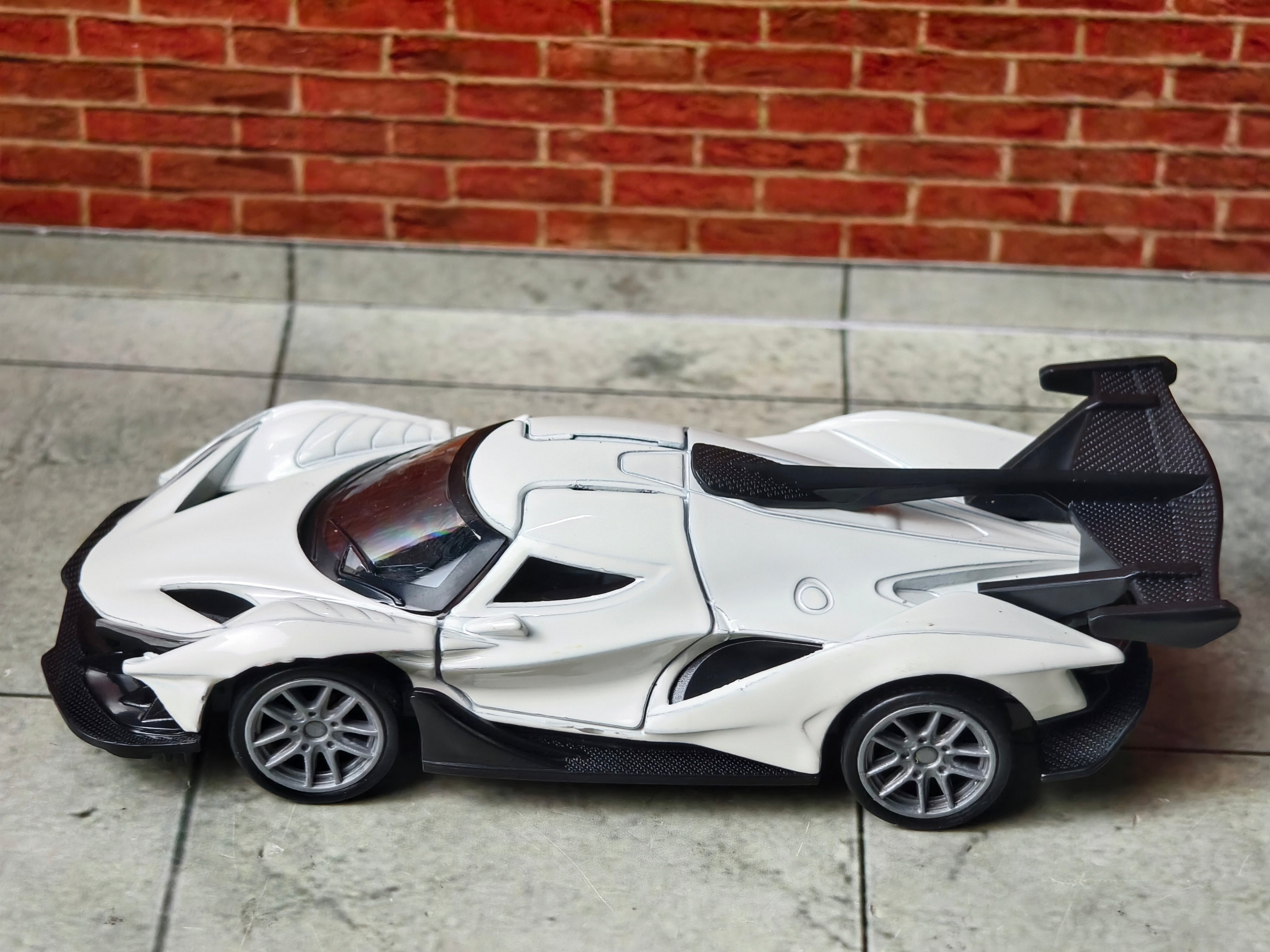 Apollo Intensa Emozione (IE) Hyper Car 1:43 Scale