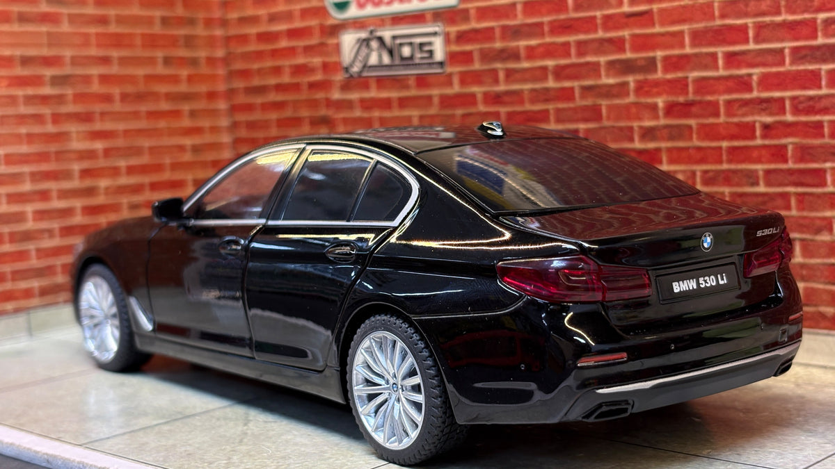 QY Official Licensed BMW 5 Series LCI 1:24 Scale Premium Detailing