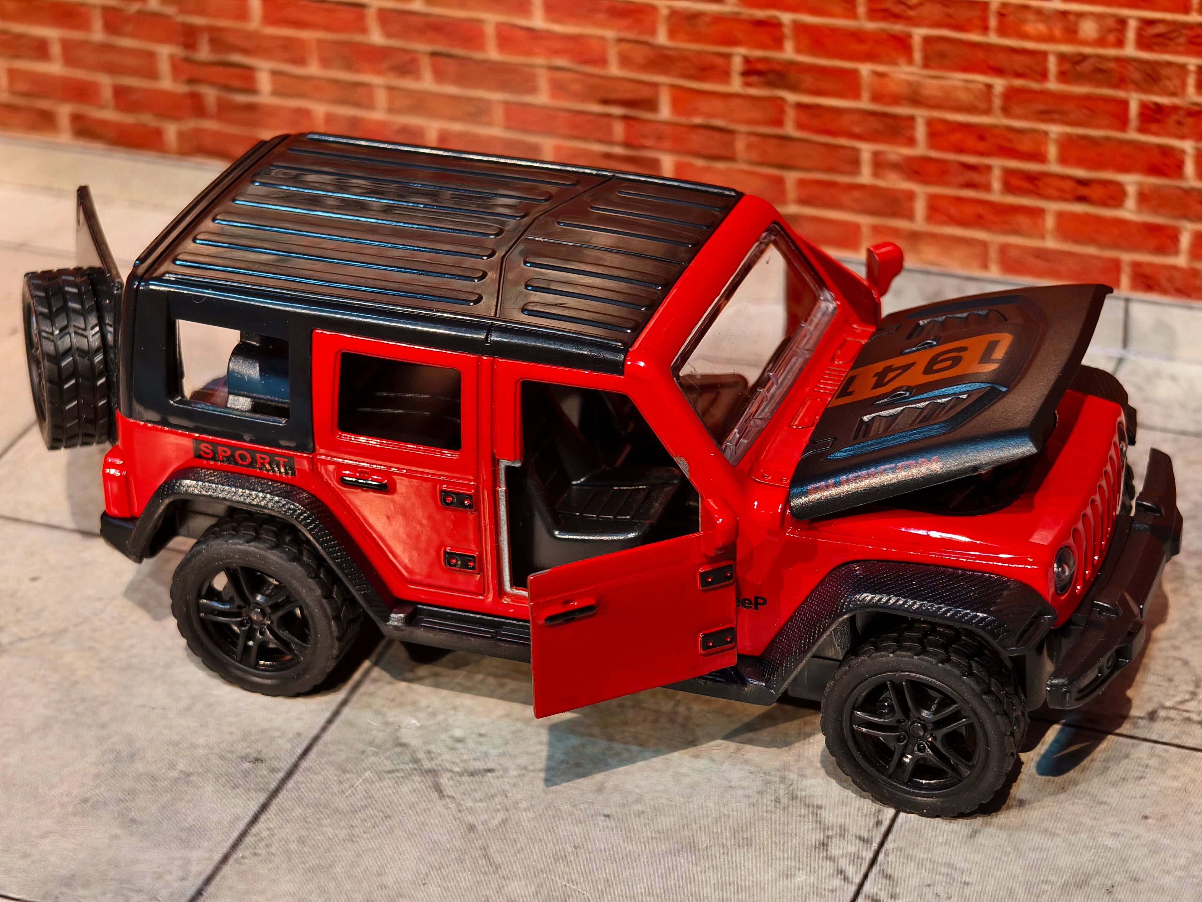 Jeep Wrangler Rubicon 4 Doors Openable 1:36 Scale with Light and Sound