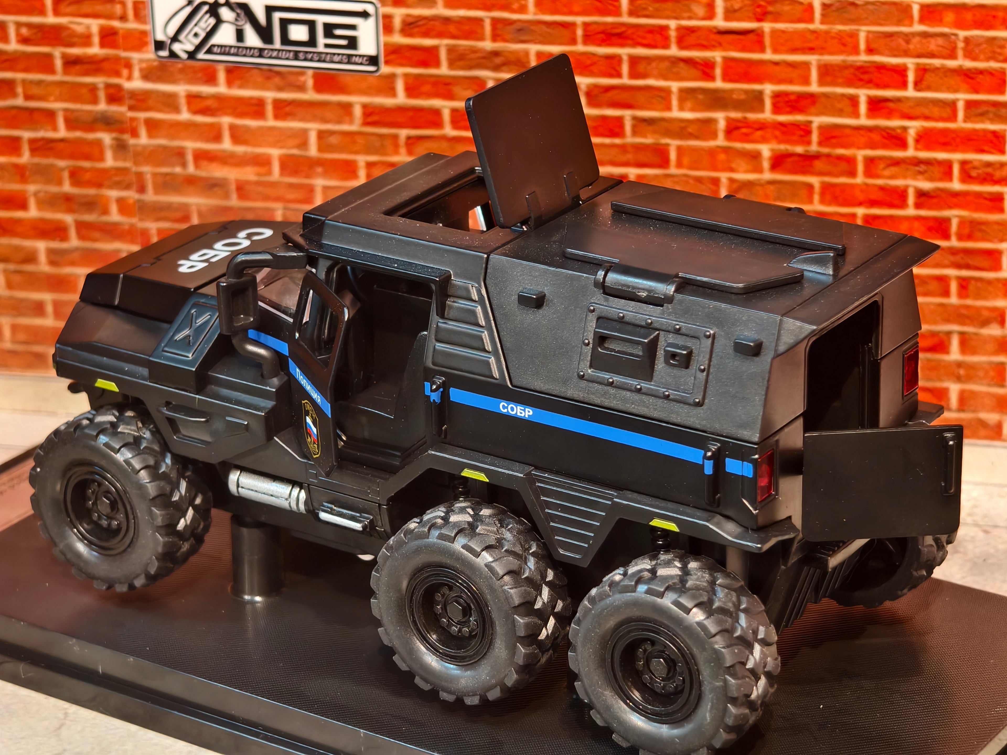 Conqueror Armed Car in Acrylic Box 1:32 Scale