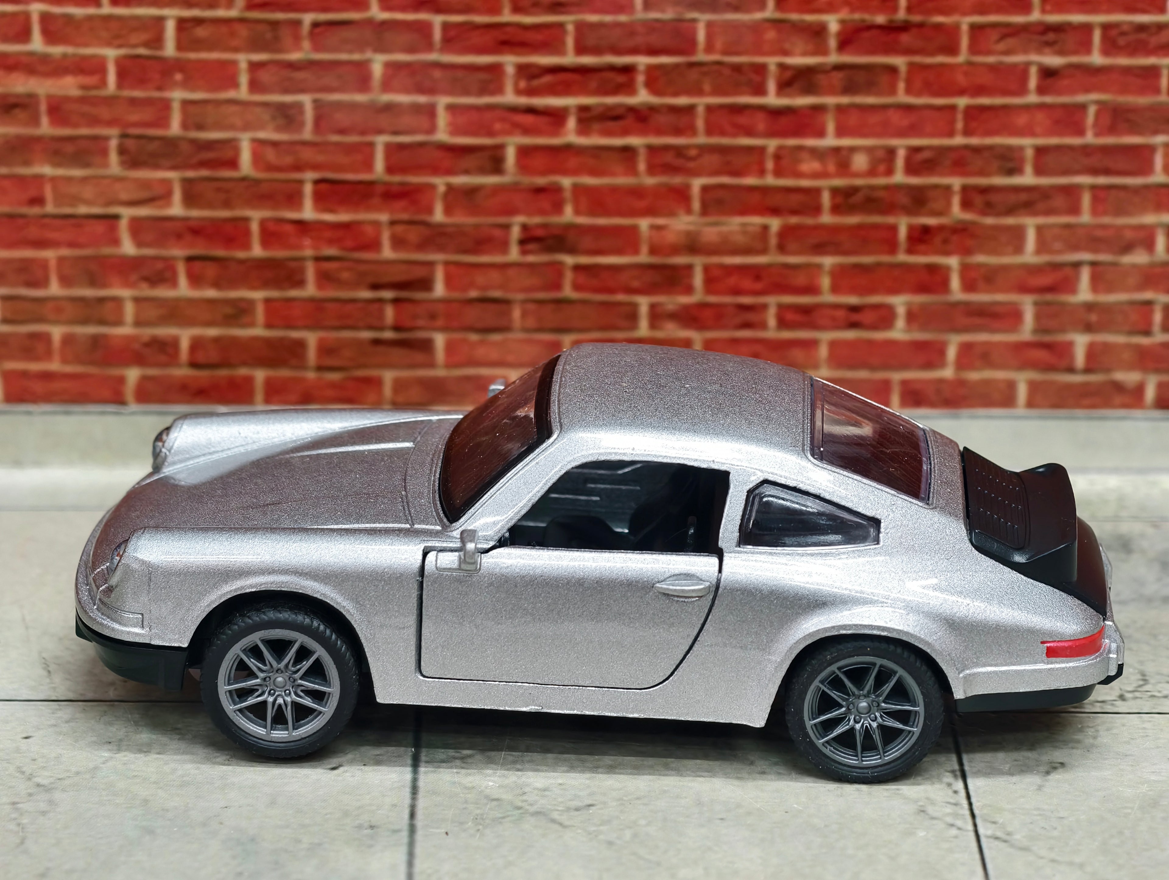 Classic Porsche 911 Turbo 1:36 Scale