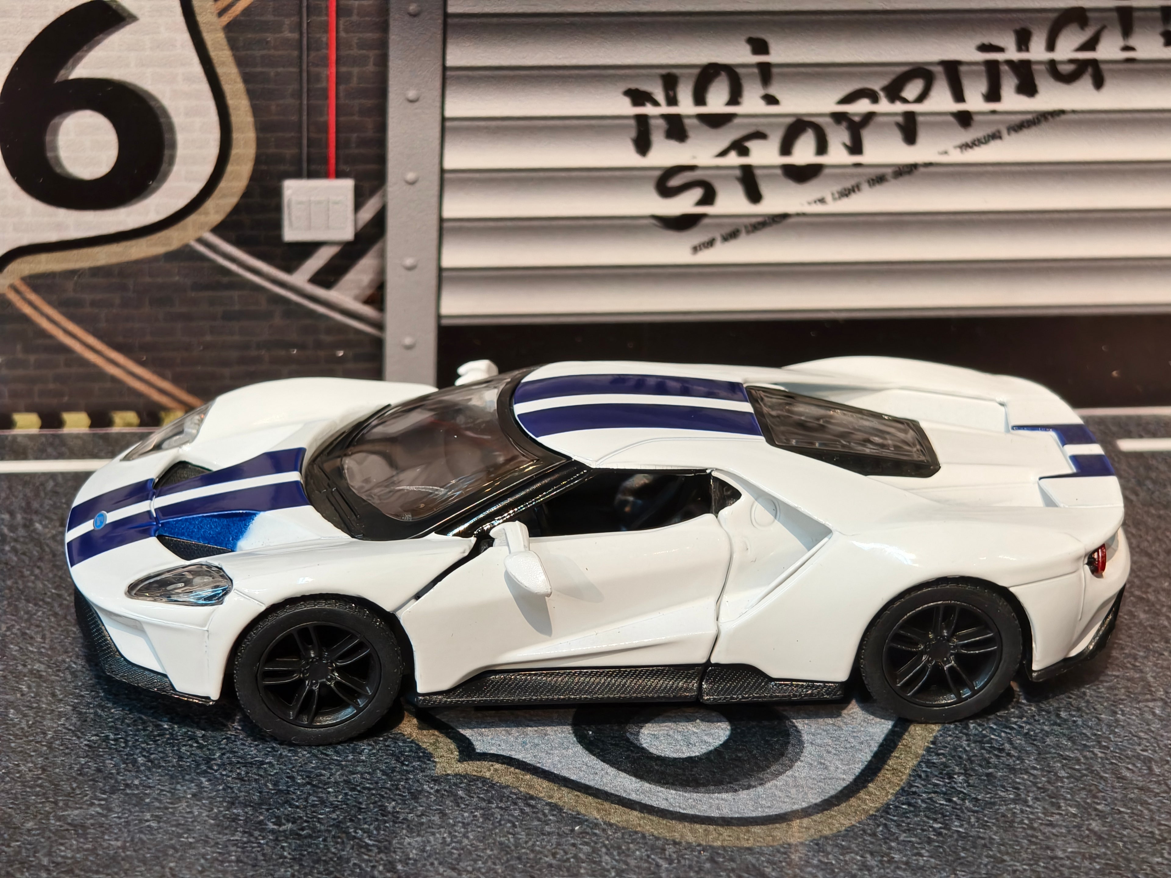 KINSMART OFFICIAL LICENSED 2017 FORD GT KT5391 1:38 Scale